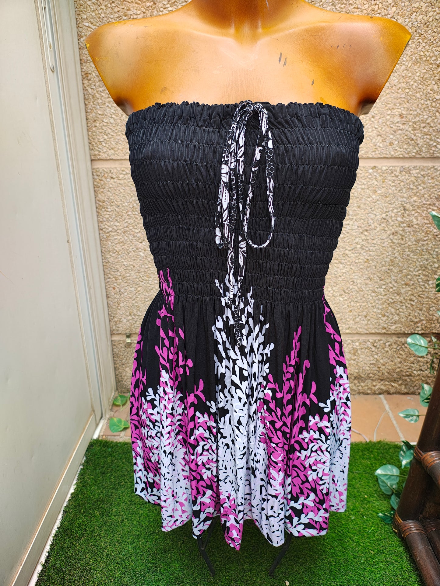 USADO – Vestido corto palabra de honor negro con estampado floral (Talla única)