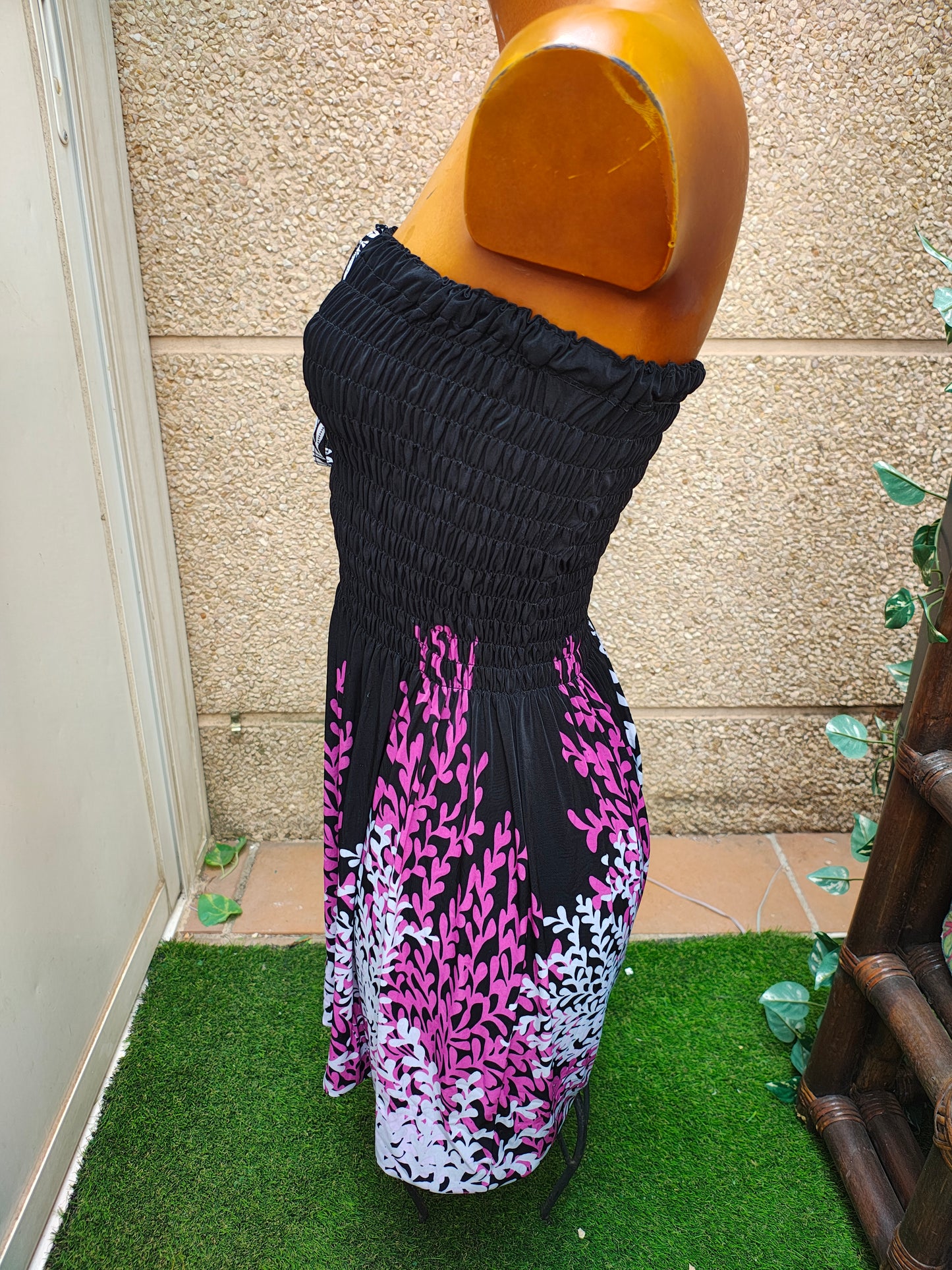 USADO – Vestido corto palabra de honor negro con estampado floral (Talla única)