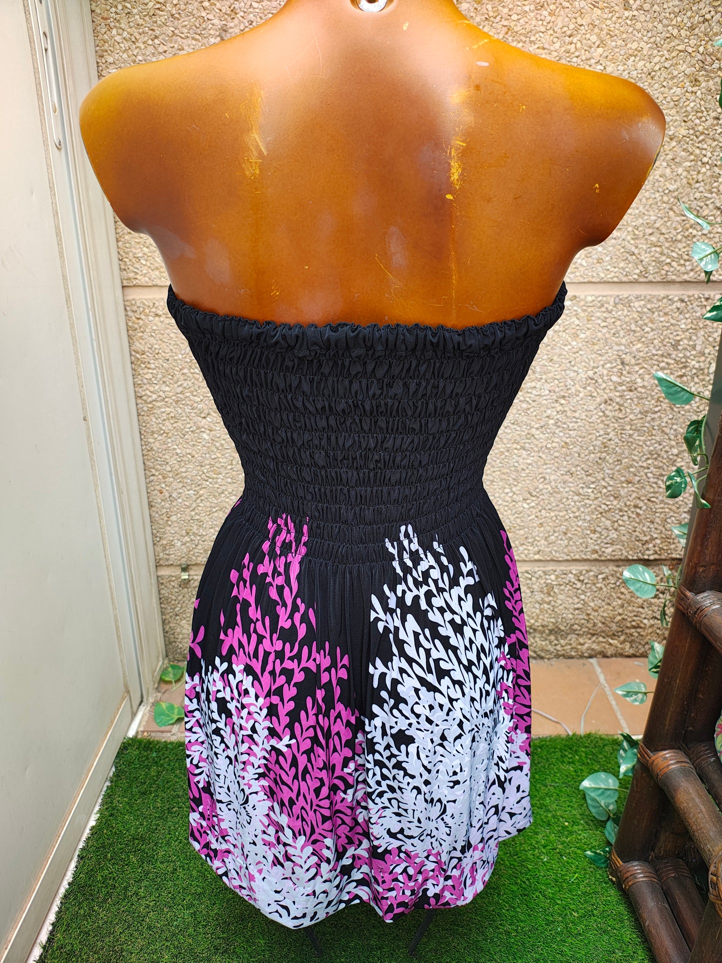 USADO – Vestido corto palabra de honor negro con estampado floral (Talla única)