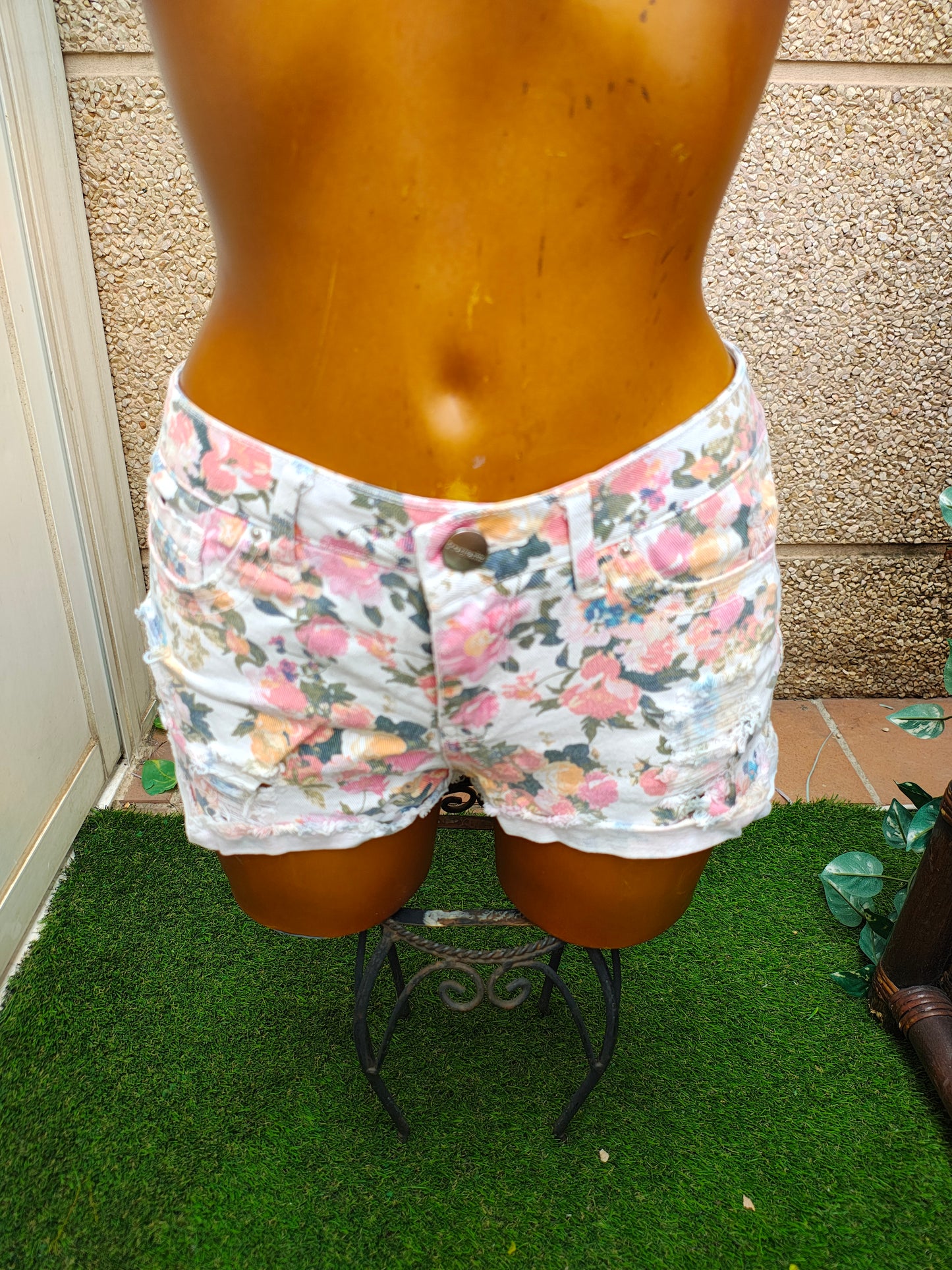 USADO – Shorts vaqueros florales desflecados STRADIVARIUS (Talla EUR 34)