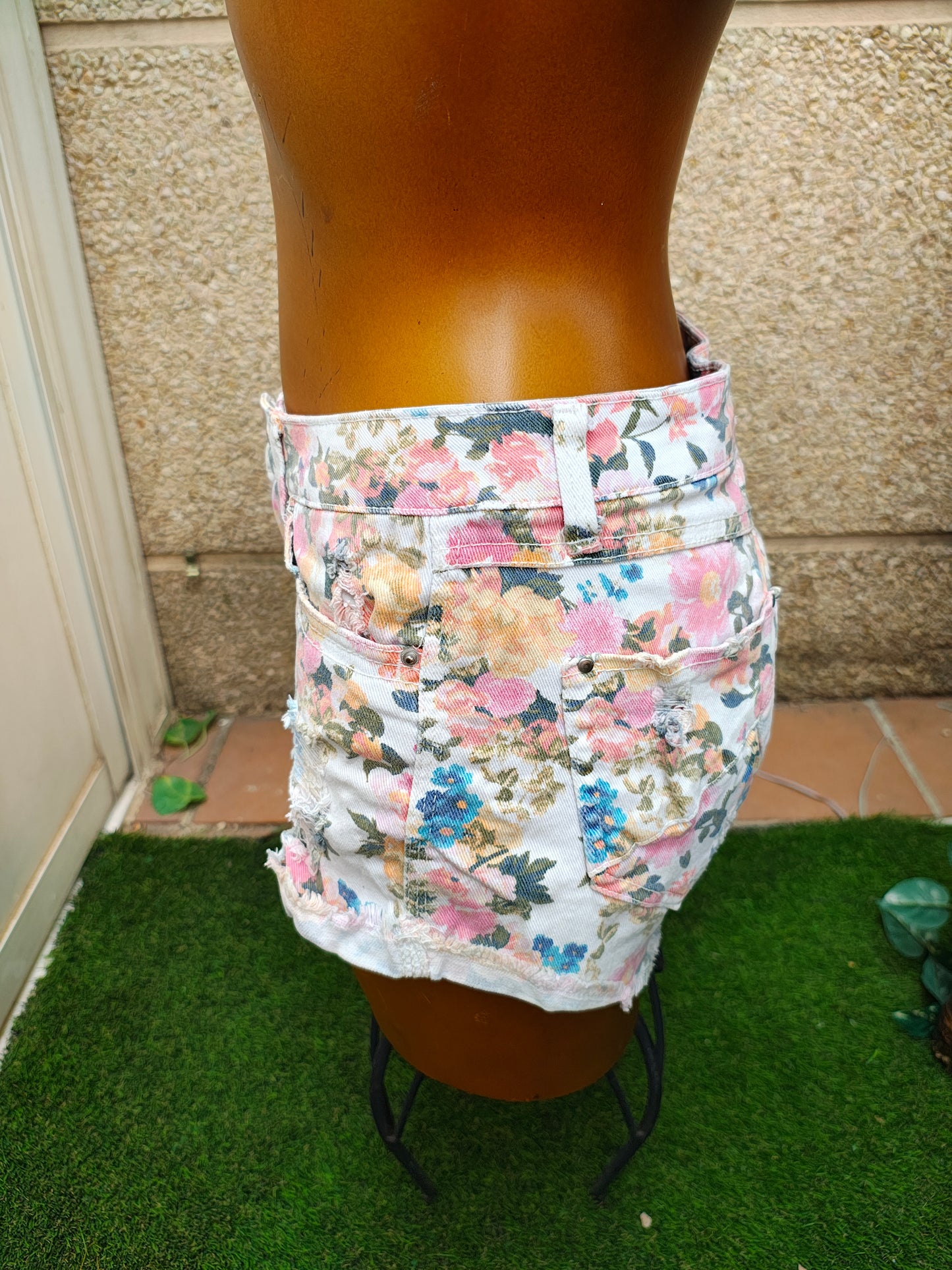 USADO – Shorts vaqueros florales desflecados STRADIVARIUS (Talla EUR 34)