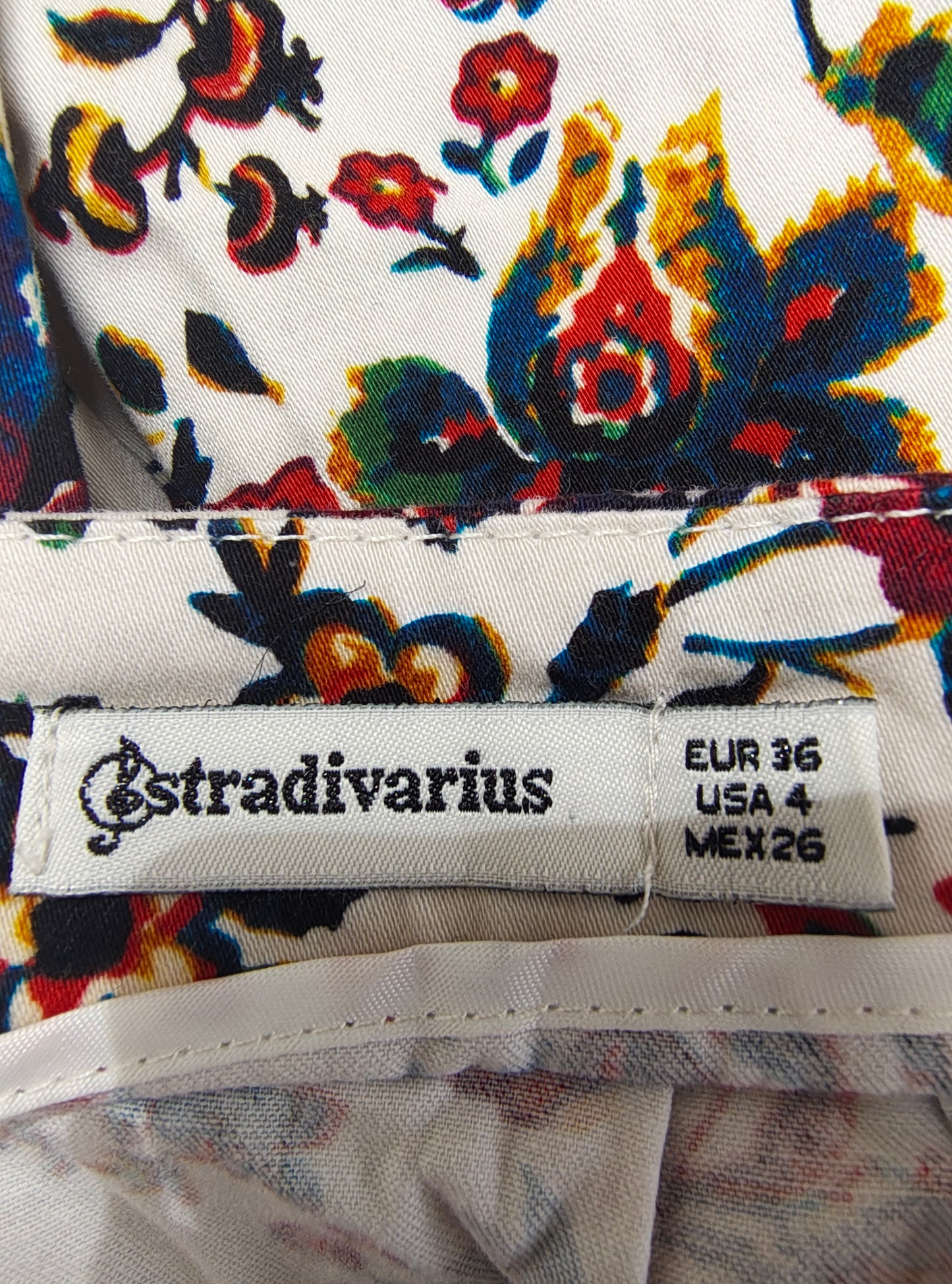 USADO – Falda con estampado floral multicolor STRADIVARIUS (Talla EUR 36)