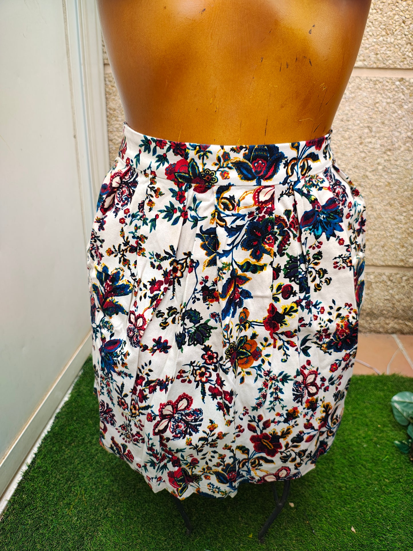 USADO – Falda con estampado floral multicolor STRADIVARIUS (Talla EUR 36)