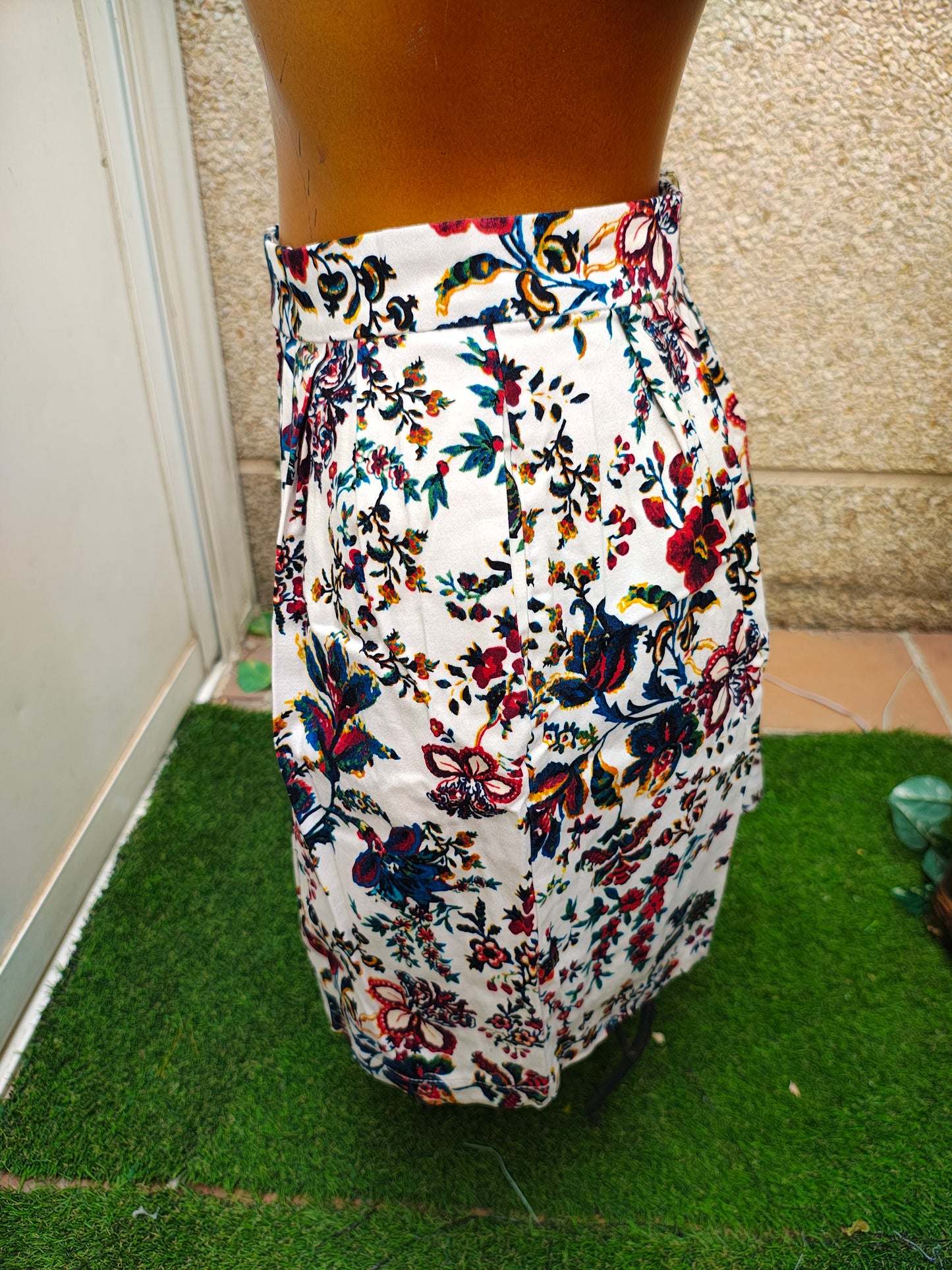 USADO – Falda con estampado floral multicolor STRADIVARIUS (Talla EUR 36)
