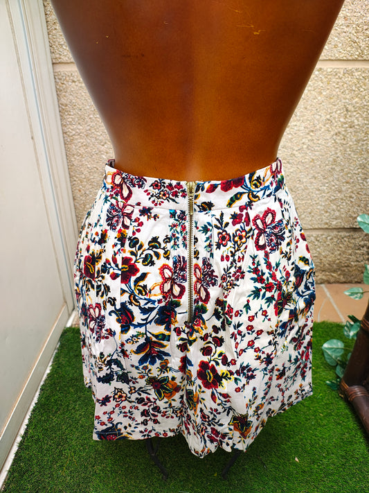 USADO – Falda con estampado floral multicolor STRADIVARIUS (Talla EUR 36)