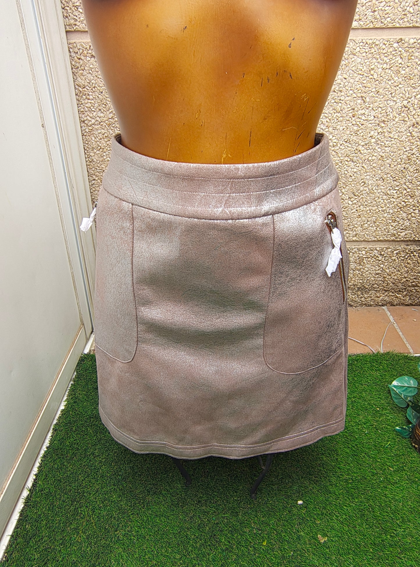 NUEVO – Falda corta metalizada bronce VILA (Talla EUR 34)