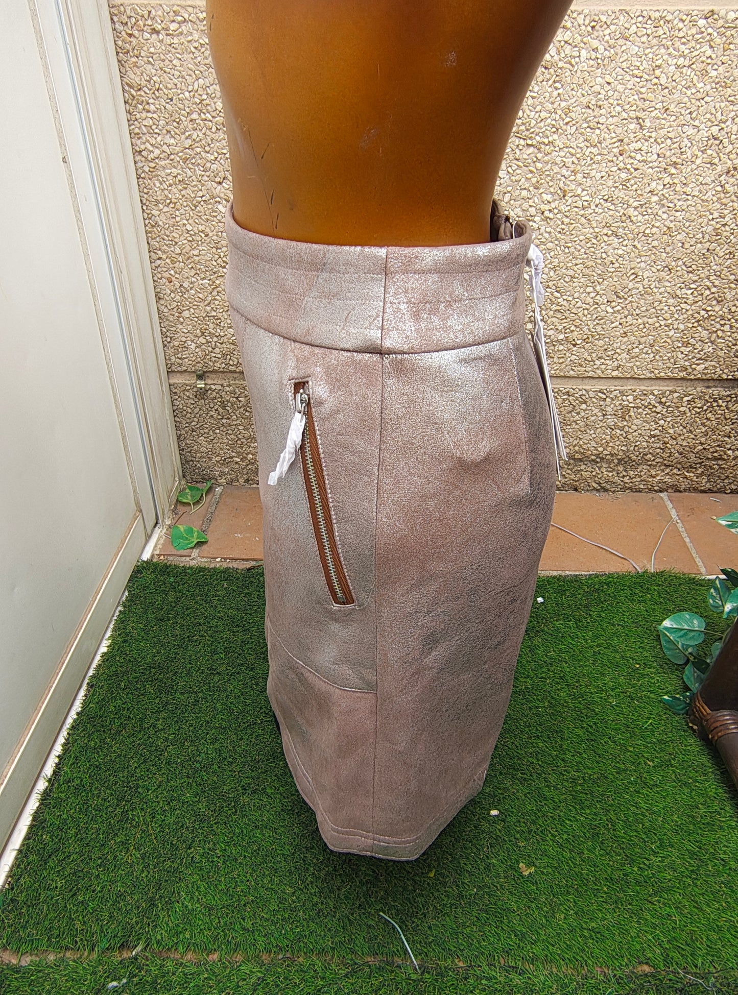 NUEVO – Falda corta metalizada bronce VILA (Talla EUR 34)