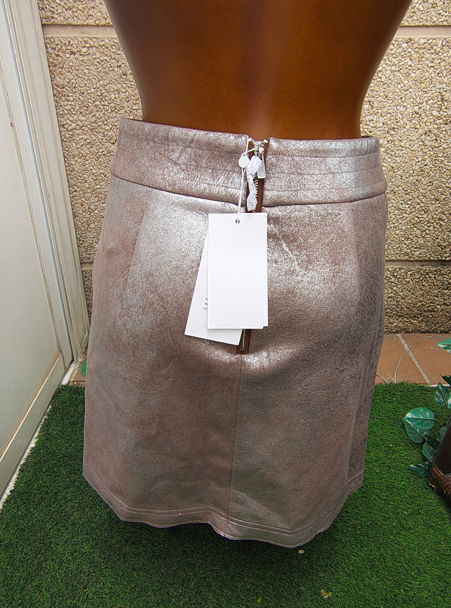 NUEVO – Falda corta metalizada bronce VILA (Talla EUR 34)