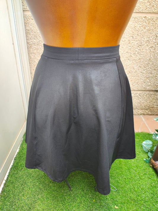 USADO – Falda skater negra lisa con efecto brillo Stradivarius (Talla M)