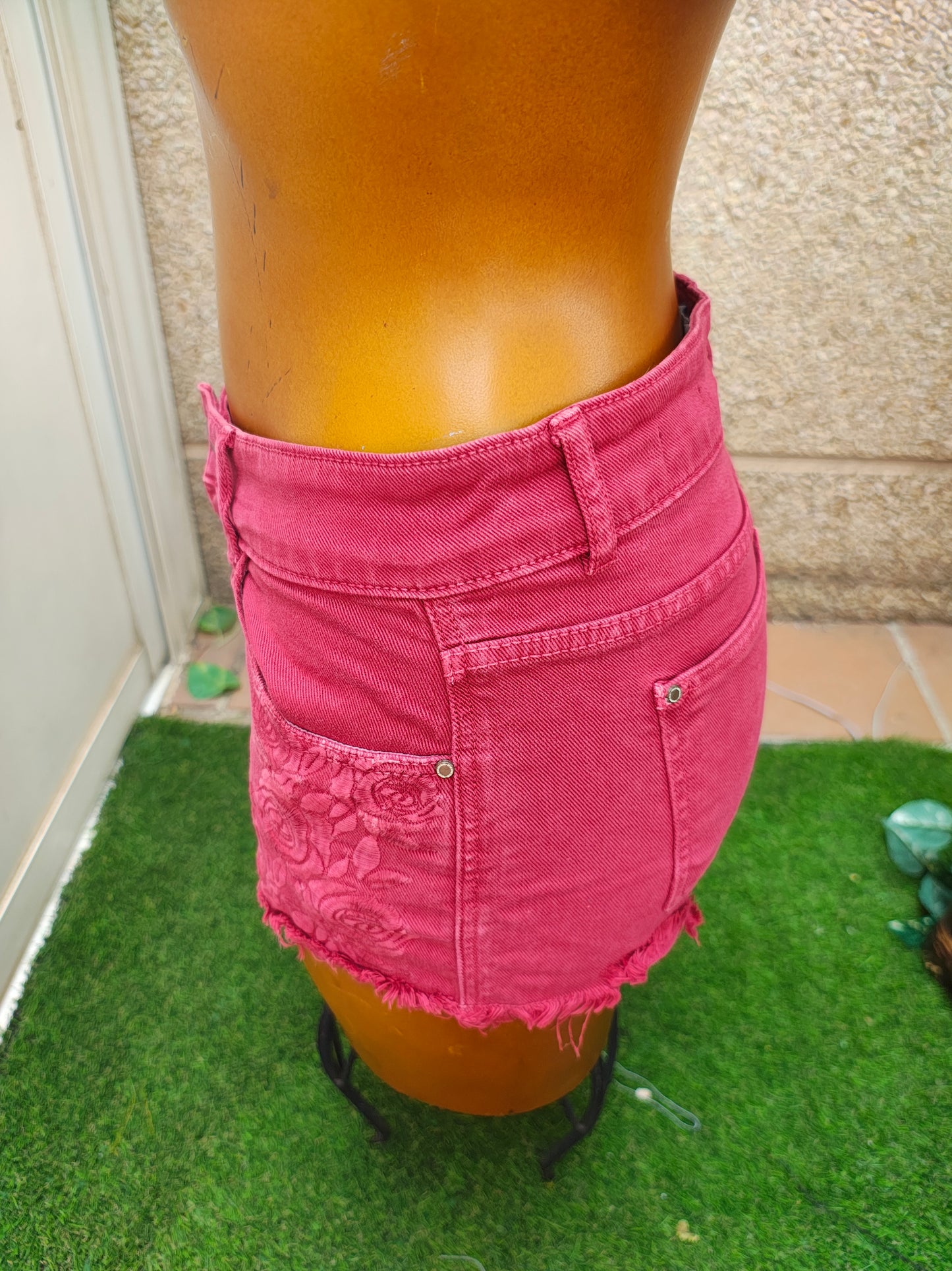 USADO – Short granate bordado con flores Zara Trafaluc Premium Wash (Talla EUR 34)