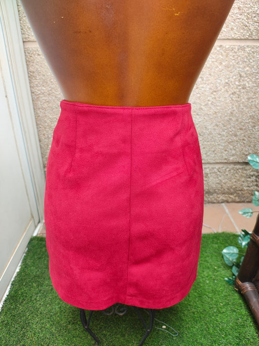 USADO – Falda corta roja tipo ante con botones frontales Bershka (Talla S)