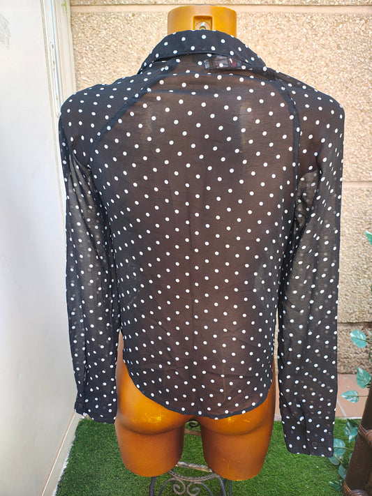 USADO – Blusa semitransparente negra de lunares blancos Bershka BSK (Talla S)