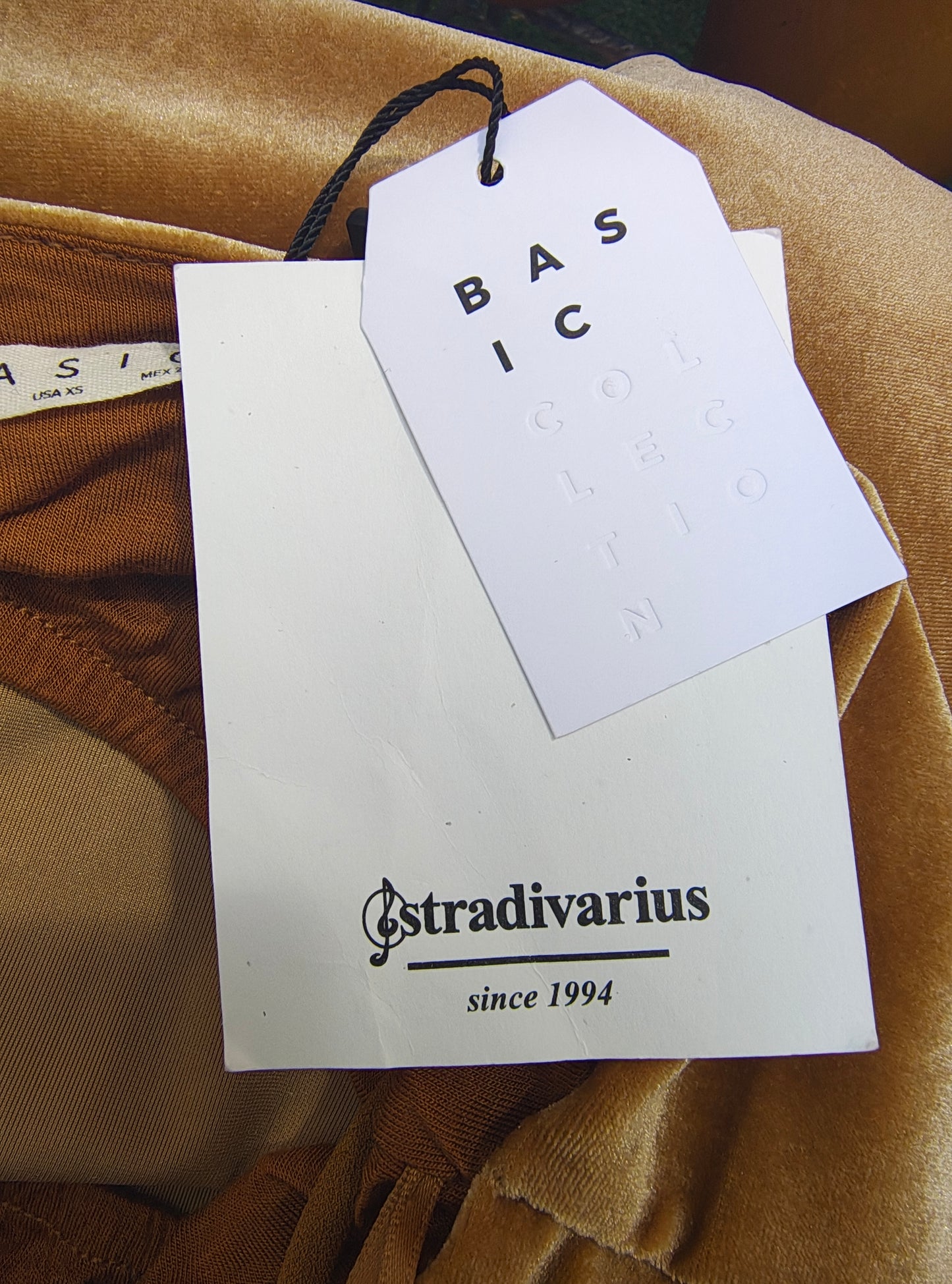 NUEVO – Top lencero de terciopelo beige STRADIVARIUS BASIC (Talla XS)