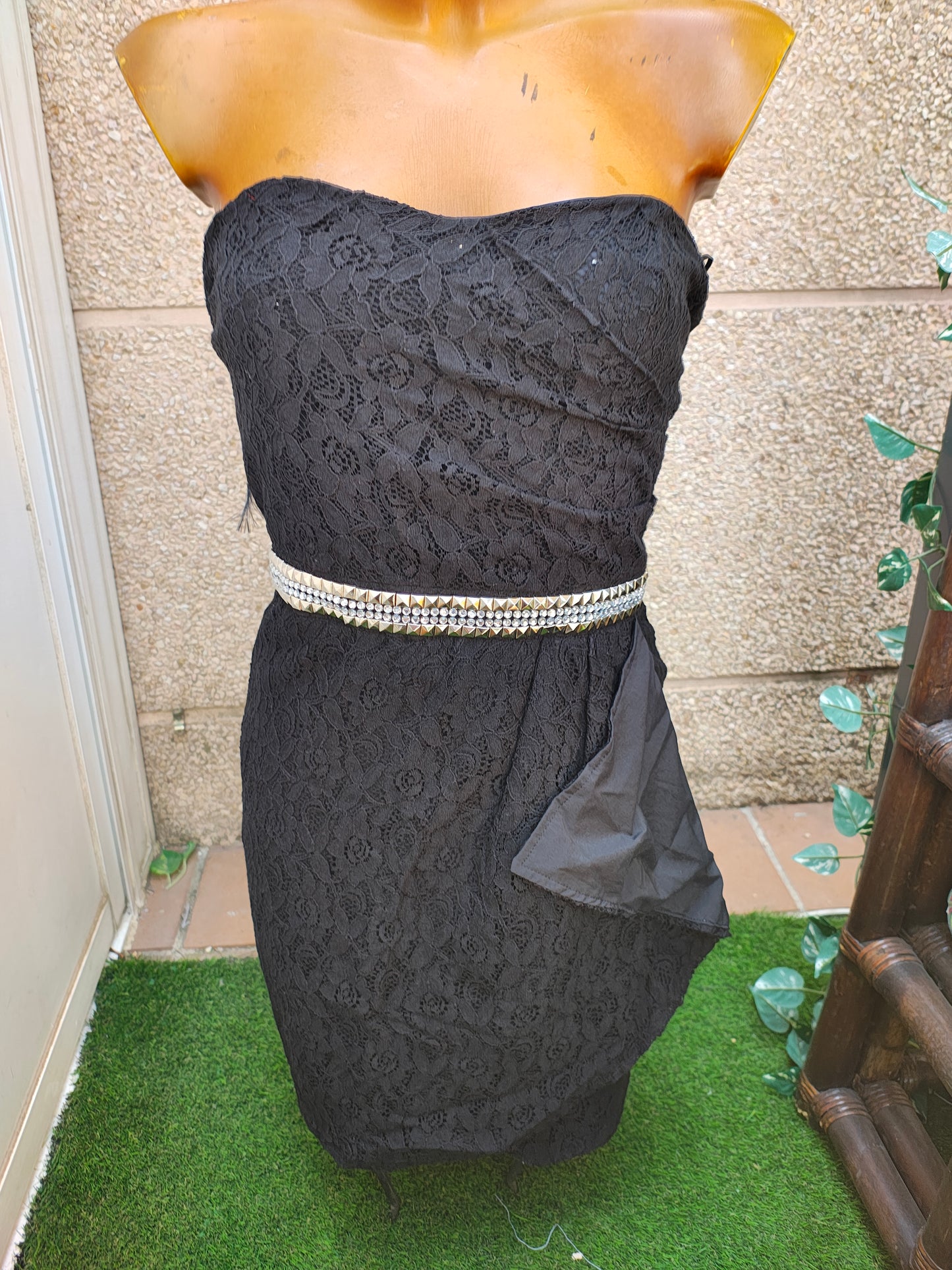NUEVO – Vestido palabra de honor de encaje negro con cinturón joya SUITEBLANCO (Talla S)