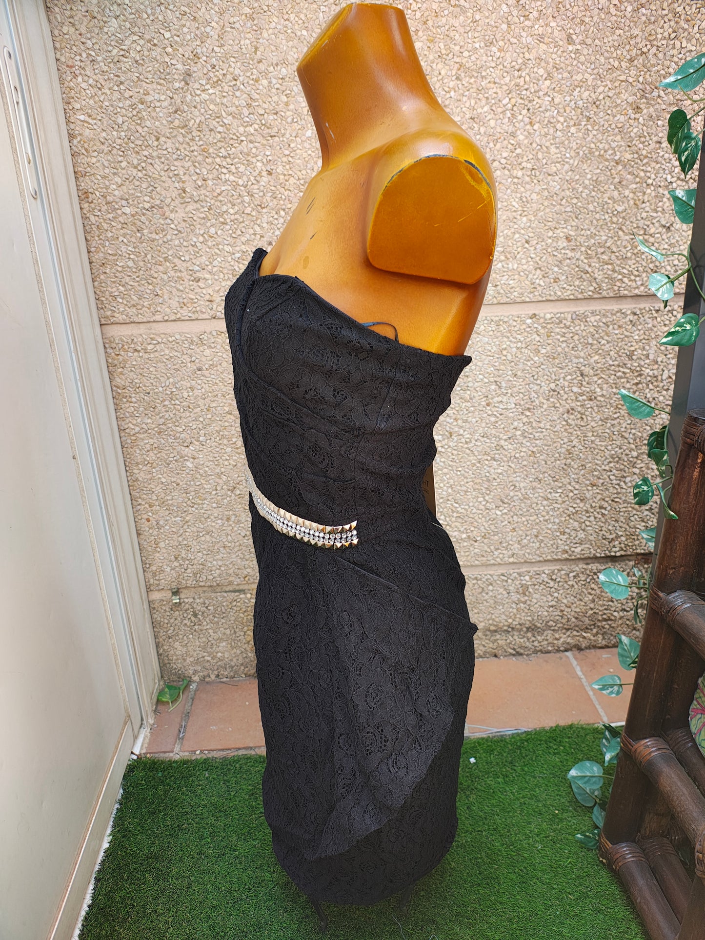 NUEVO – Vestido palabra de honor de encaje negro con cinturón joya SUITEBLANCO (Talla S)
