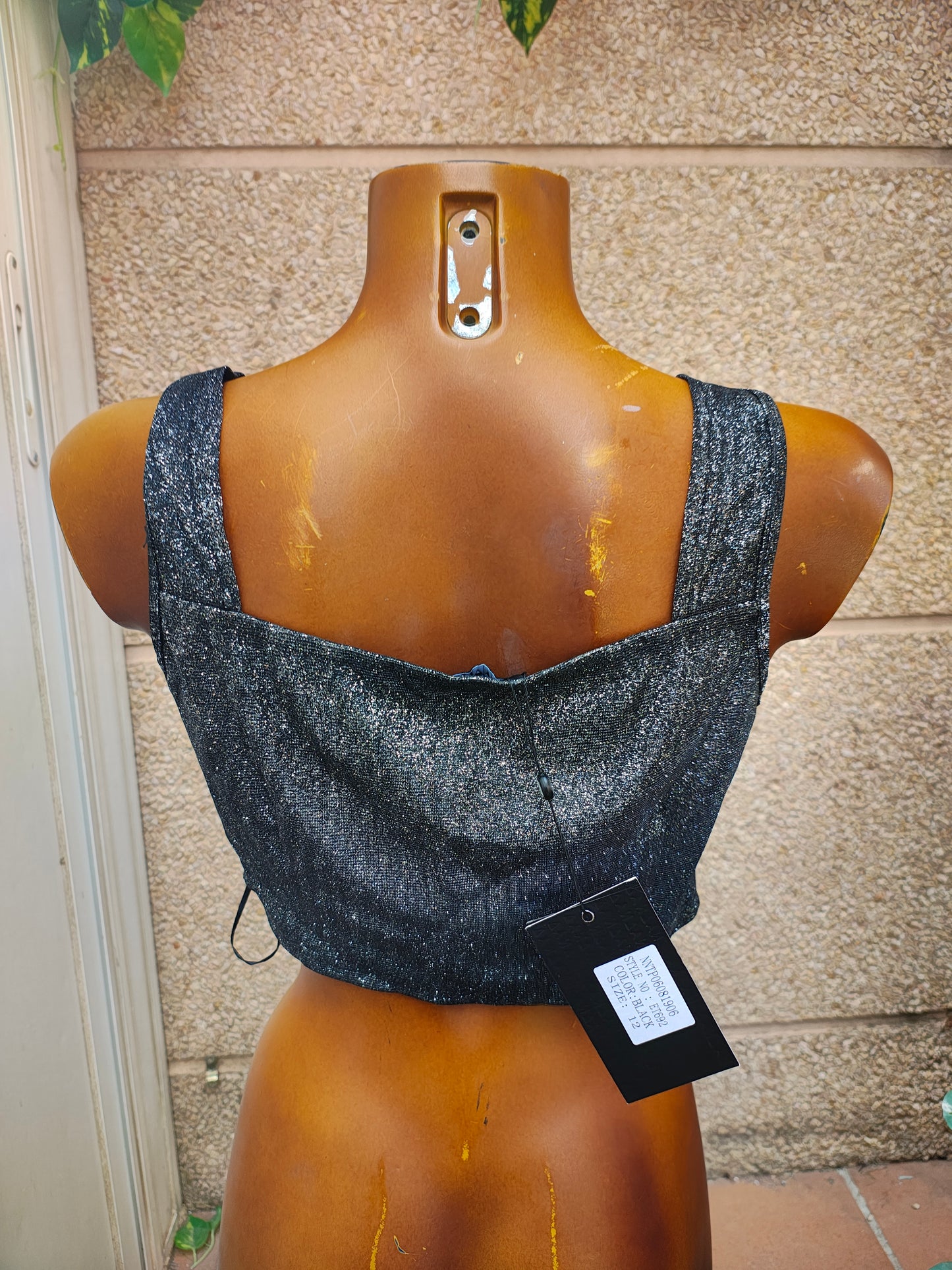 NUEVO – Top corto negro con tirantes anchos y cierre frontal metálico NAANAA (Talla EUR 40)