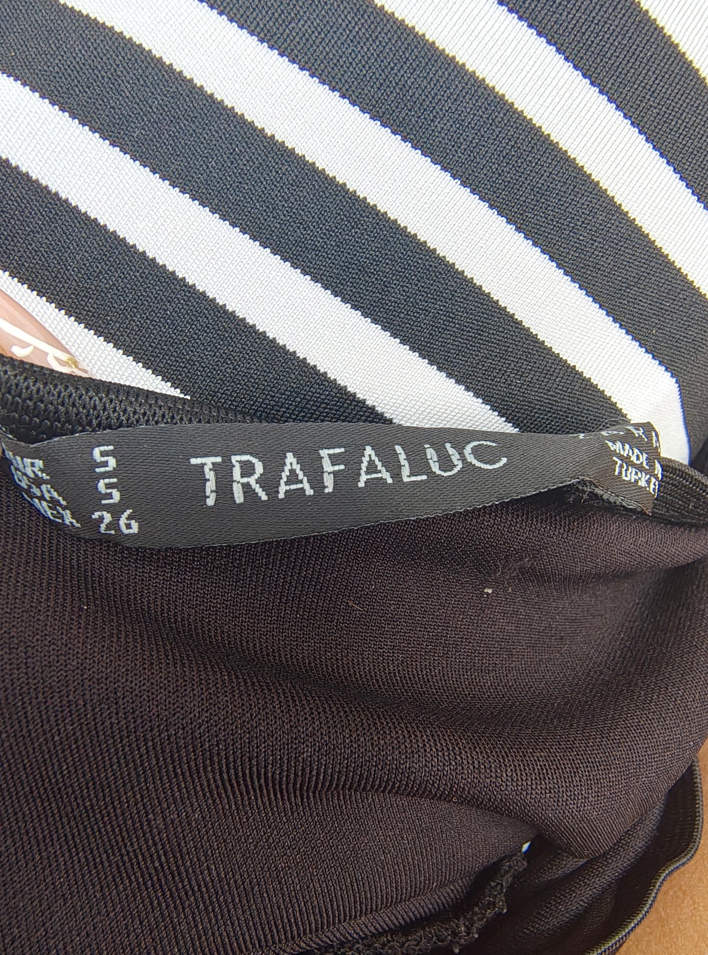 USADO – Vestido de rayas blanco y negro sin tirantes ZARA Trafaluc (Talla EUR 34)