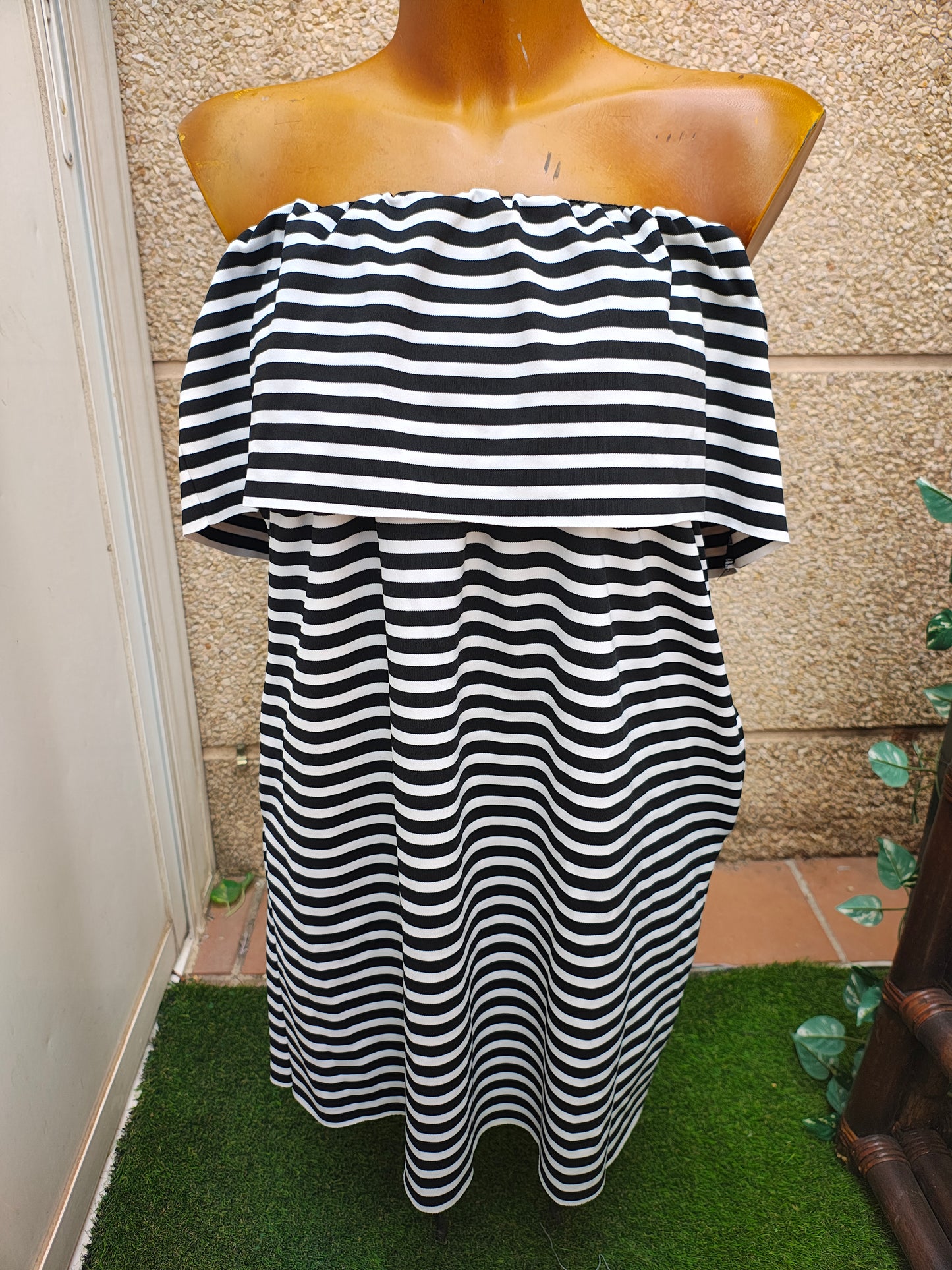 USADO – Vestido de rayas blanco y negro sin tirantes ZARA Trafaluc (Talla EUR 34)