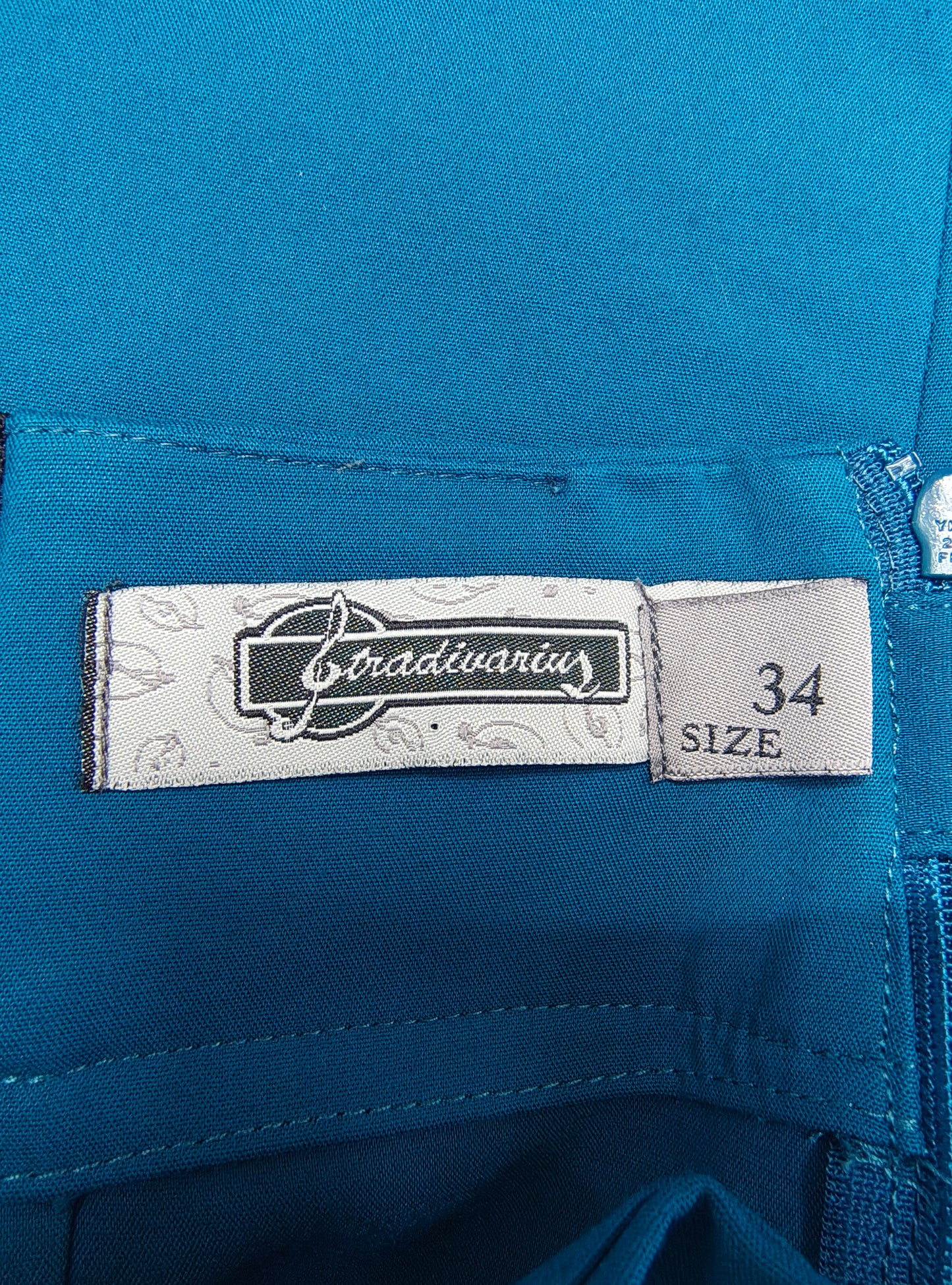 USADO – Falda globo azul con cintura elástica de Stradivarius (Talla EUR 34)