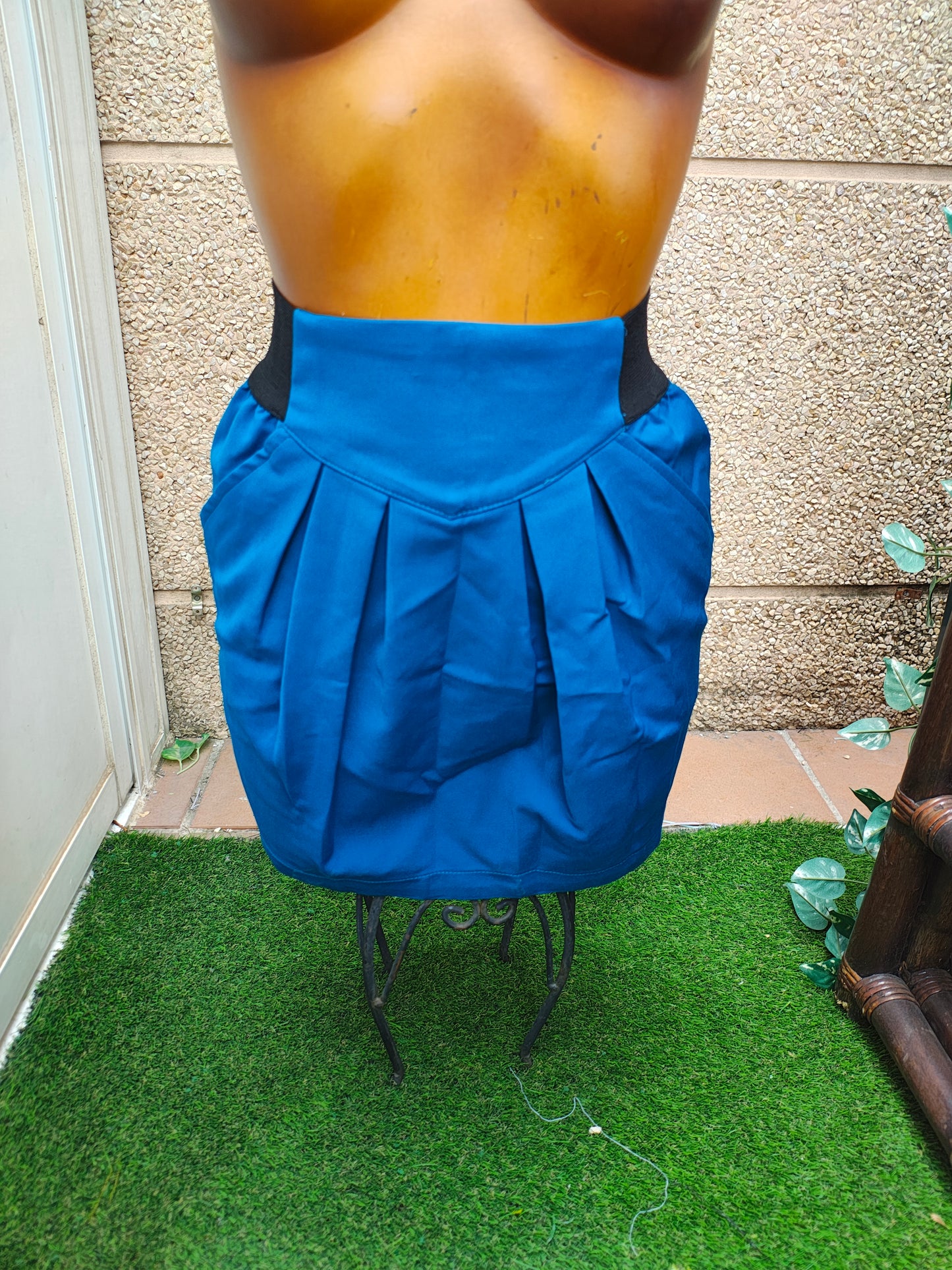 USADO – Falda globo azul con cintura elástica de Stradivarius (Talla EUR 34)