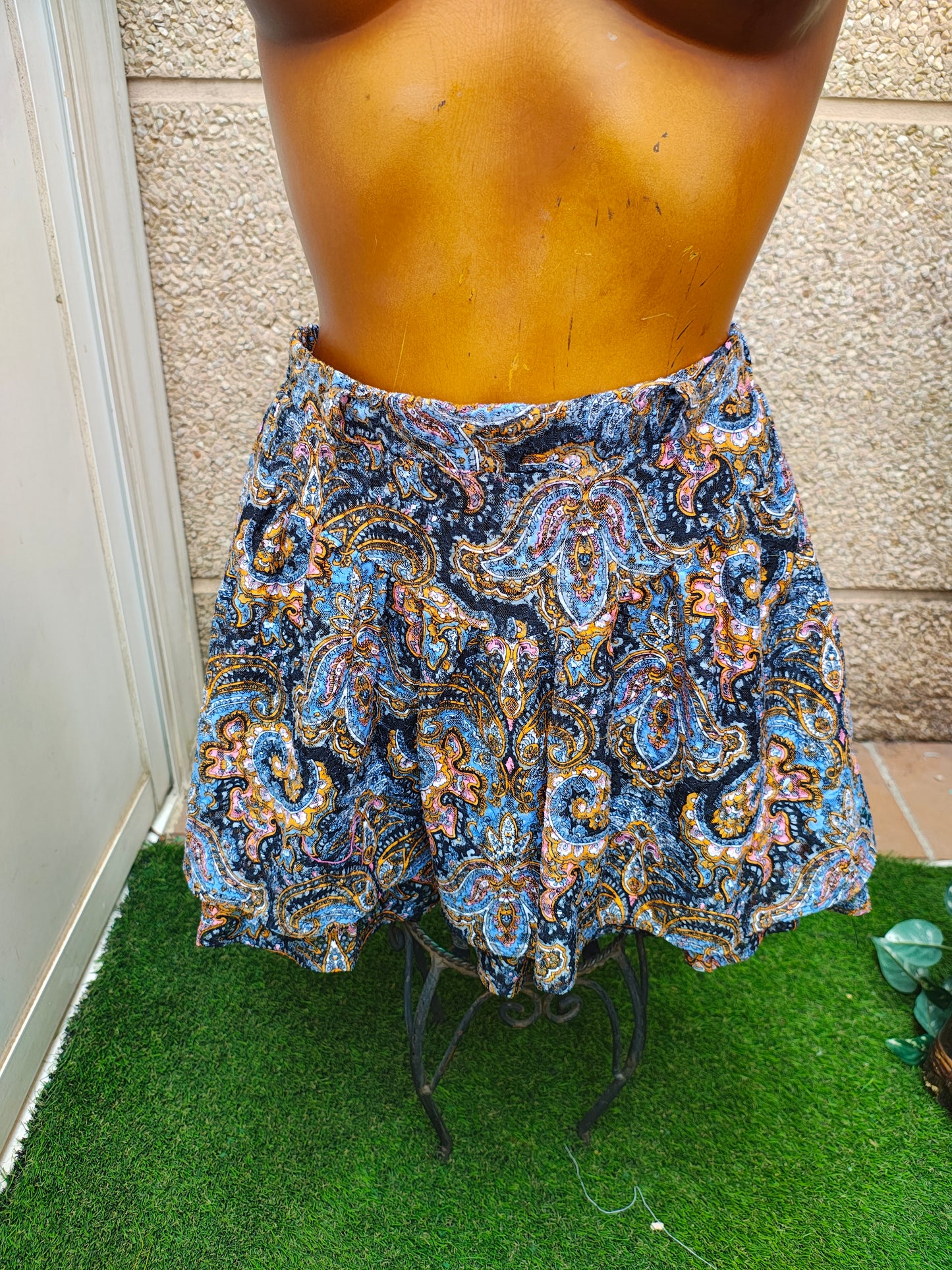 USADO – Falda corta fluida con estampado paisley Stradivarius (Talla S)