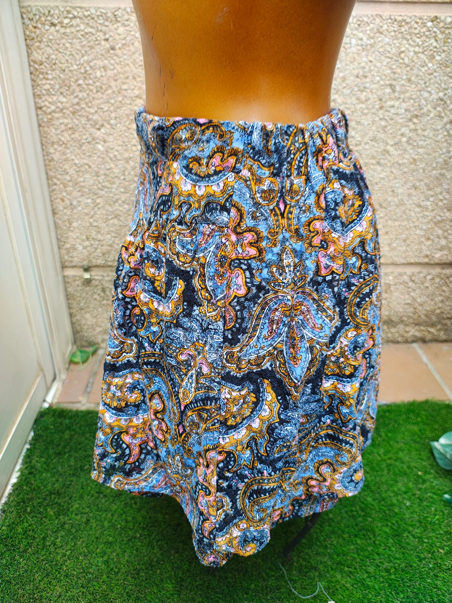 USADO – Falda corta fluida con estampado paisley Stradivarius (Talla S)