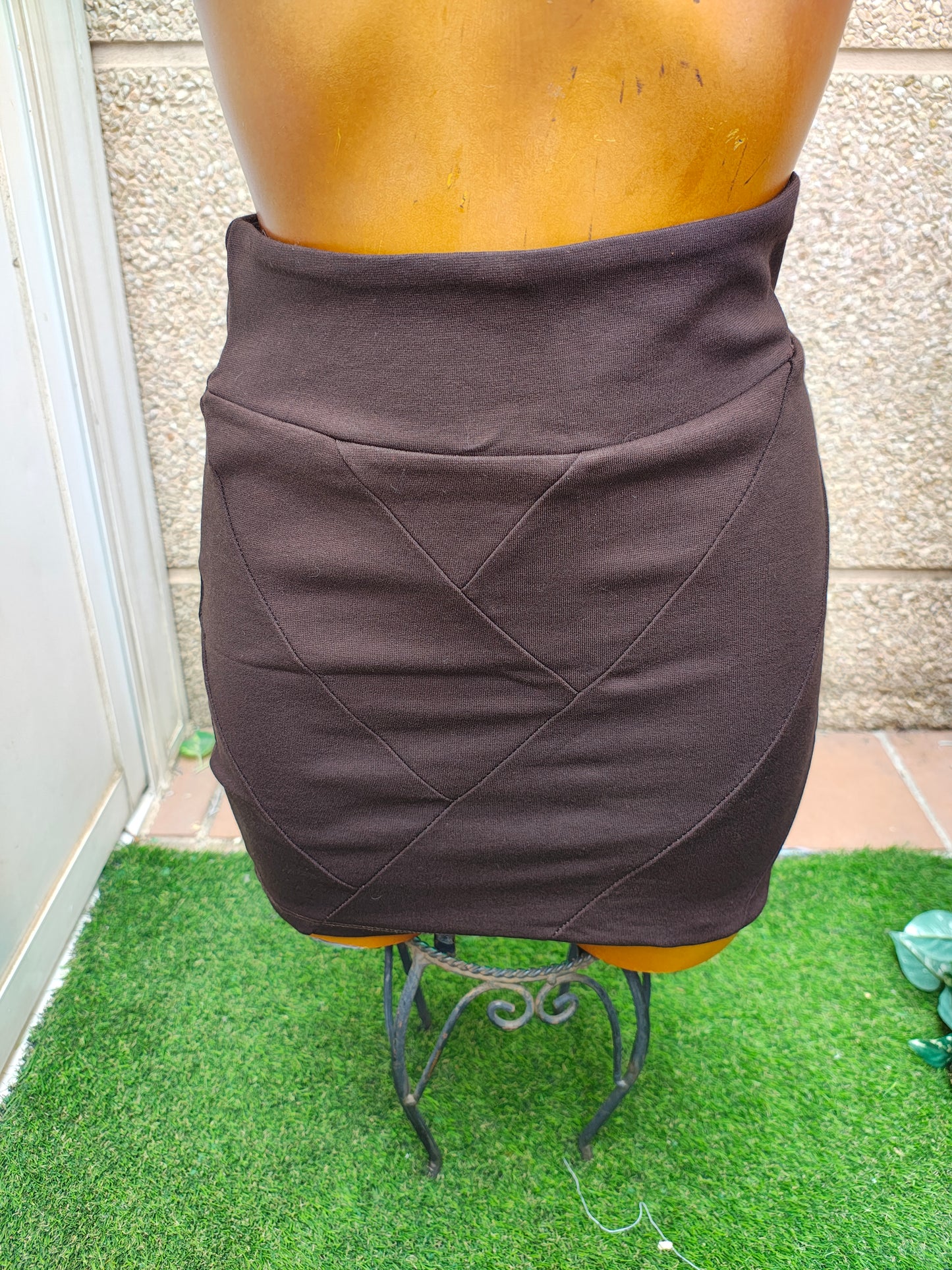 USADO – Falda mini marrón con costuras geométricas STRADIVARIUS (Talla S)