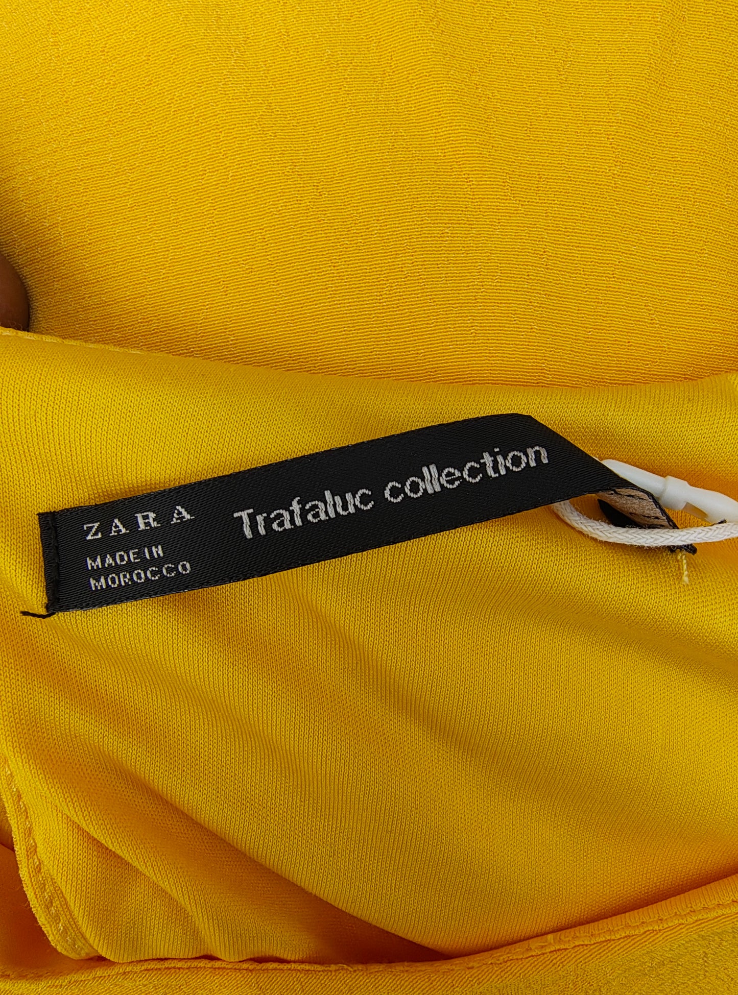 USADO – Vestido corto amarillo con frunces en mangas Zara Trafaluc (Talla M)