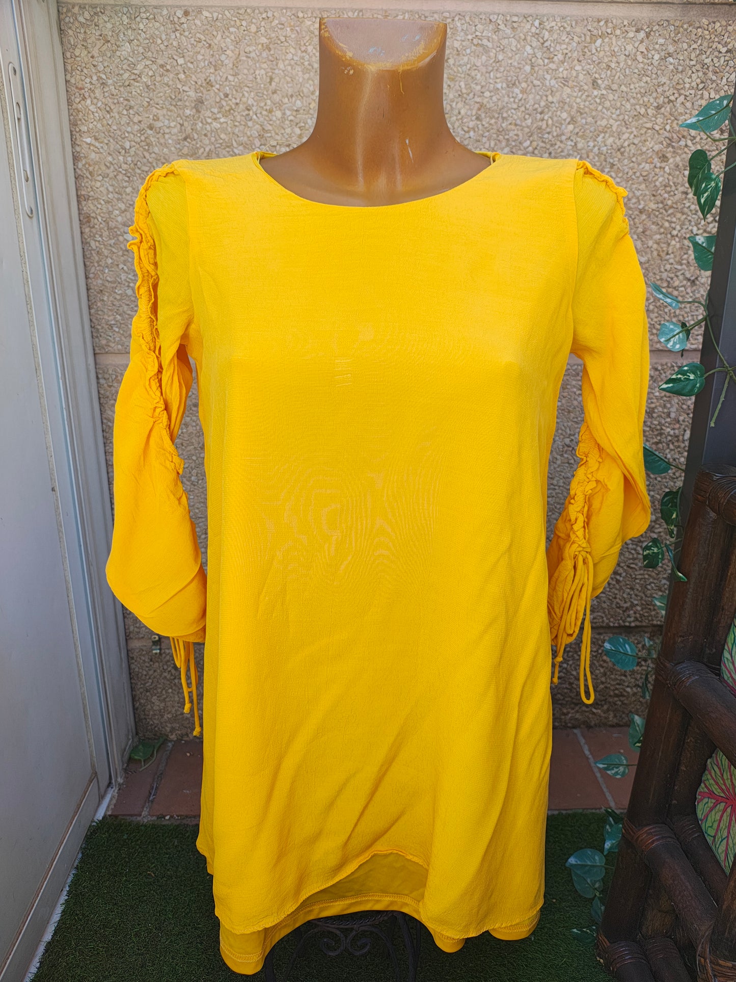 USADO – Vestido corto amarillo con frunces en mangas Zara Trafaluc (Talla M)