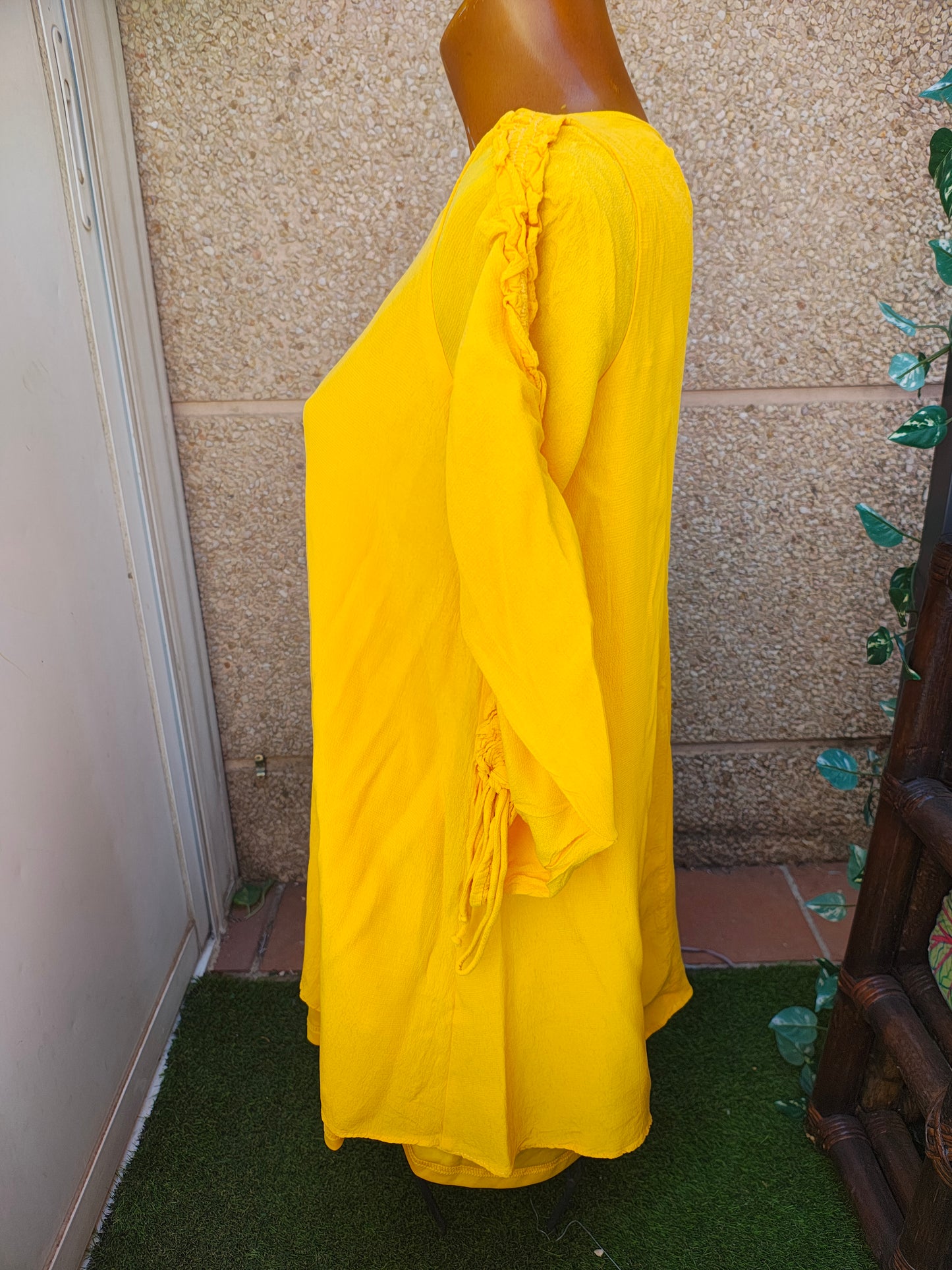USADO – Vestido corto amarillo con frunces en mangas Zara Trafaluc (Talla M)