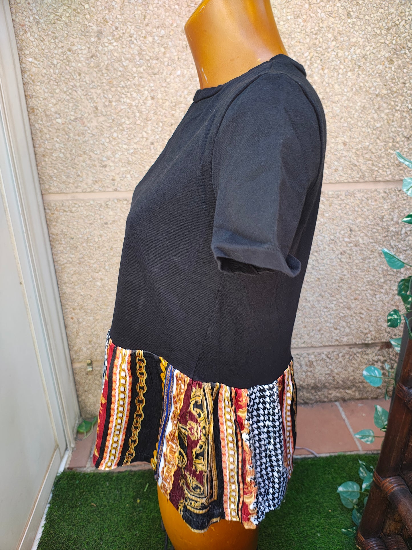 USADO – Top negro con estampado de candados Zara Basic (Talla XS)