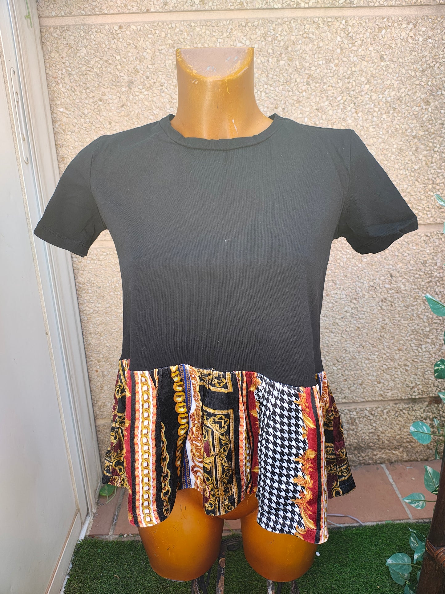 USADO – Top negro con estampado de candados Zara Basic (Talla XS)