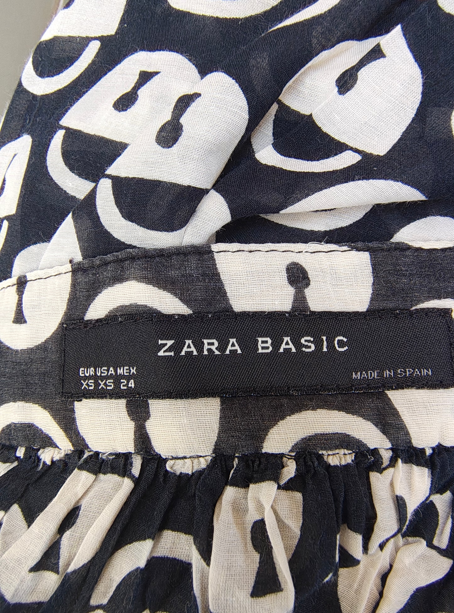 USADO – Top negro sin mangas estampado de candados Zara Basic (Talla XS)