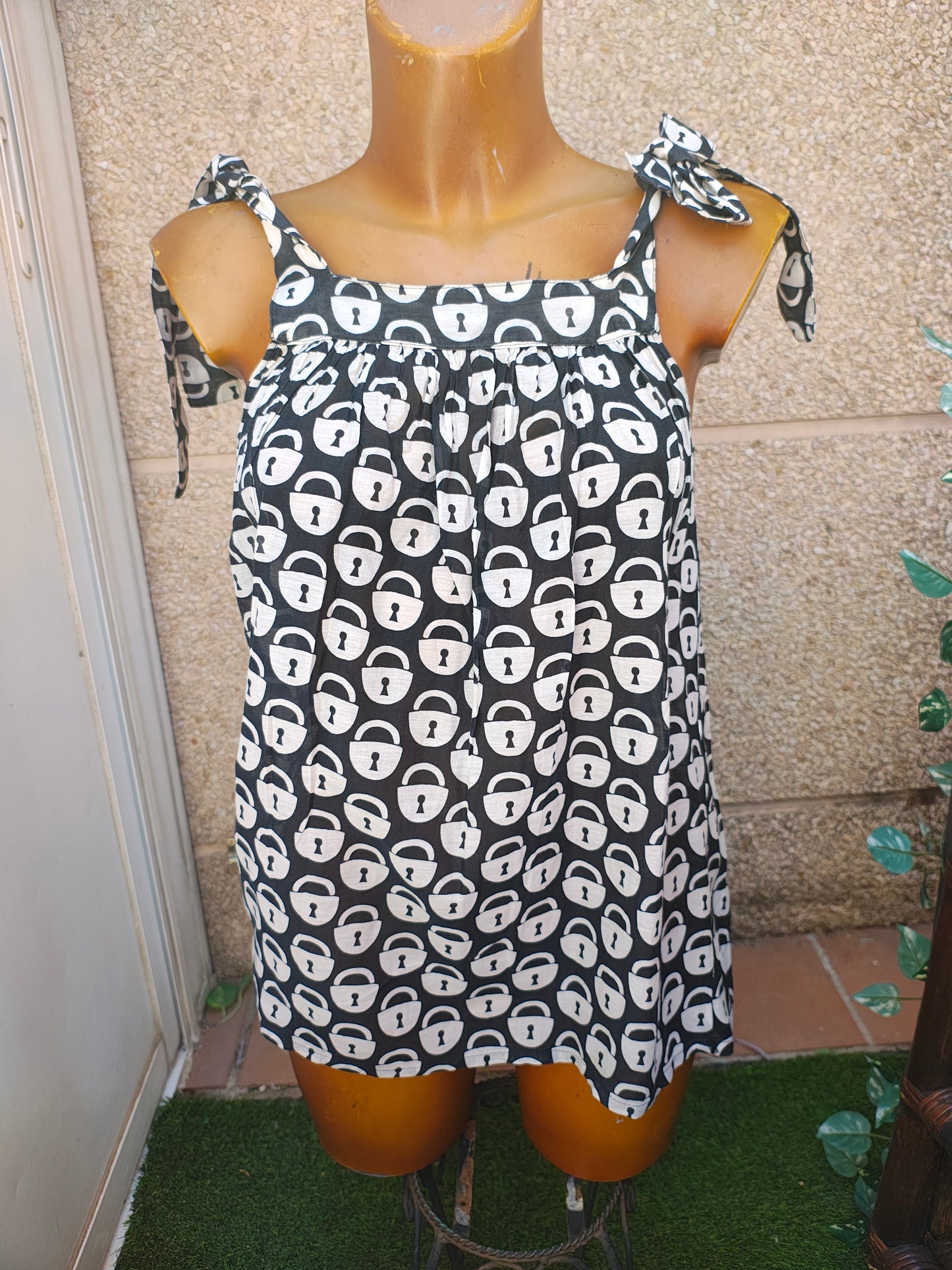 USADO – Top negro sin mangas estampado de candados Zara Basic (Talla XS)