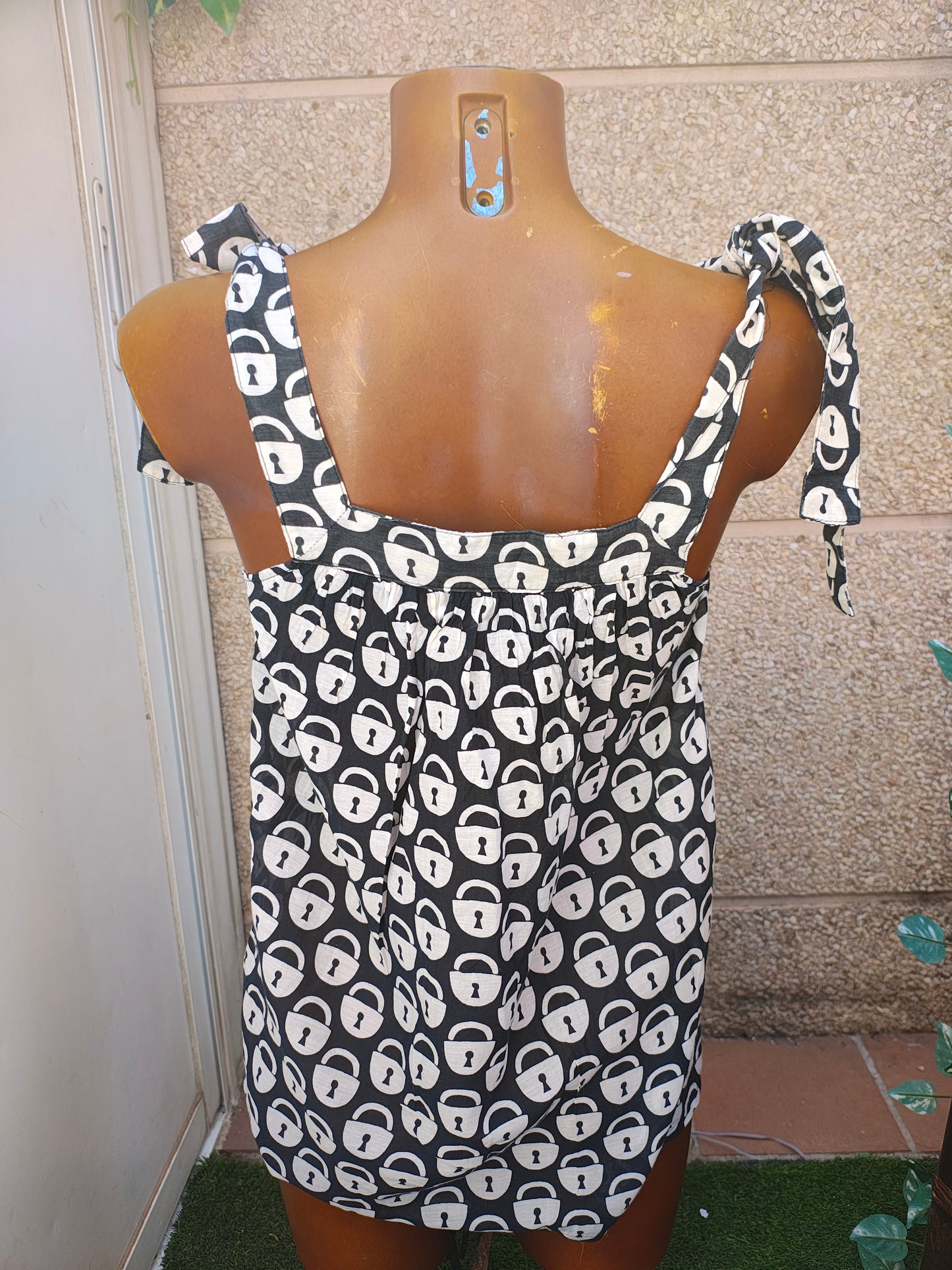 USADO – Top negro sin mangas estampado de candados Zara Basic (Talla XS)