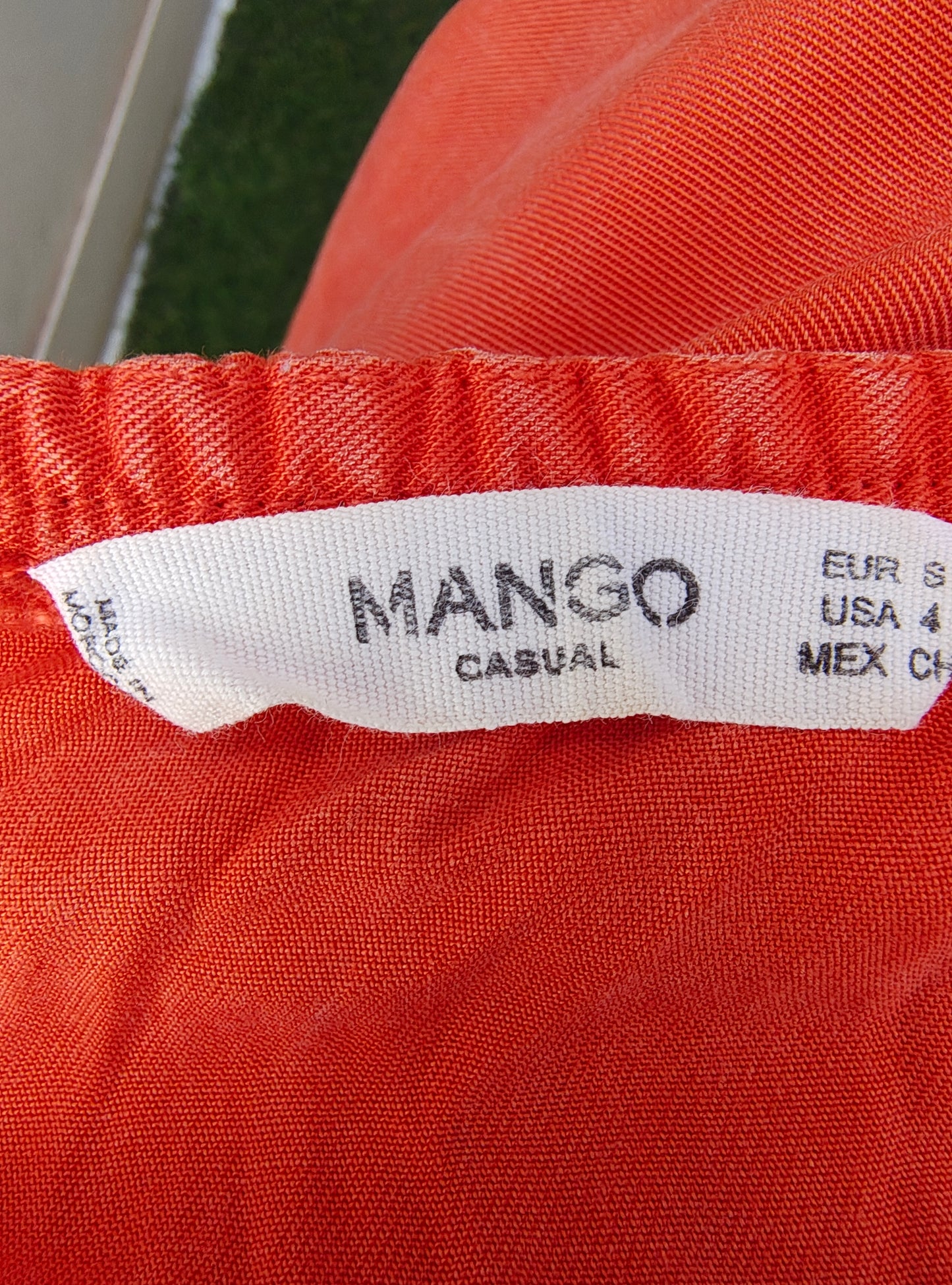 USADO – Top naranja con escote elástico y volante de MANGO Casual (Talla S)