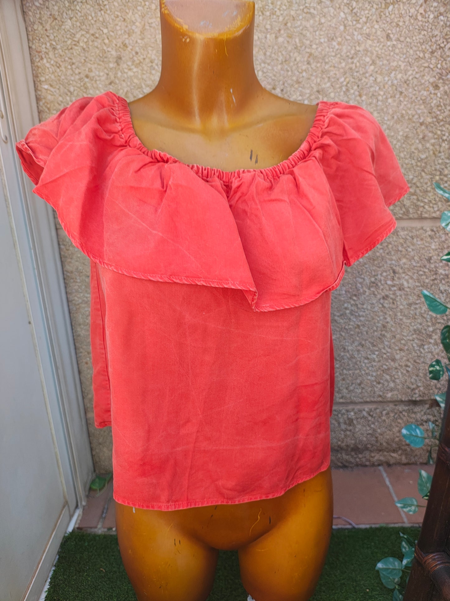 USADO – Top naranja con escote elástico y volante de MANGO Casual (Talla S)