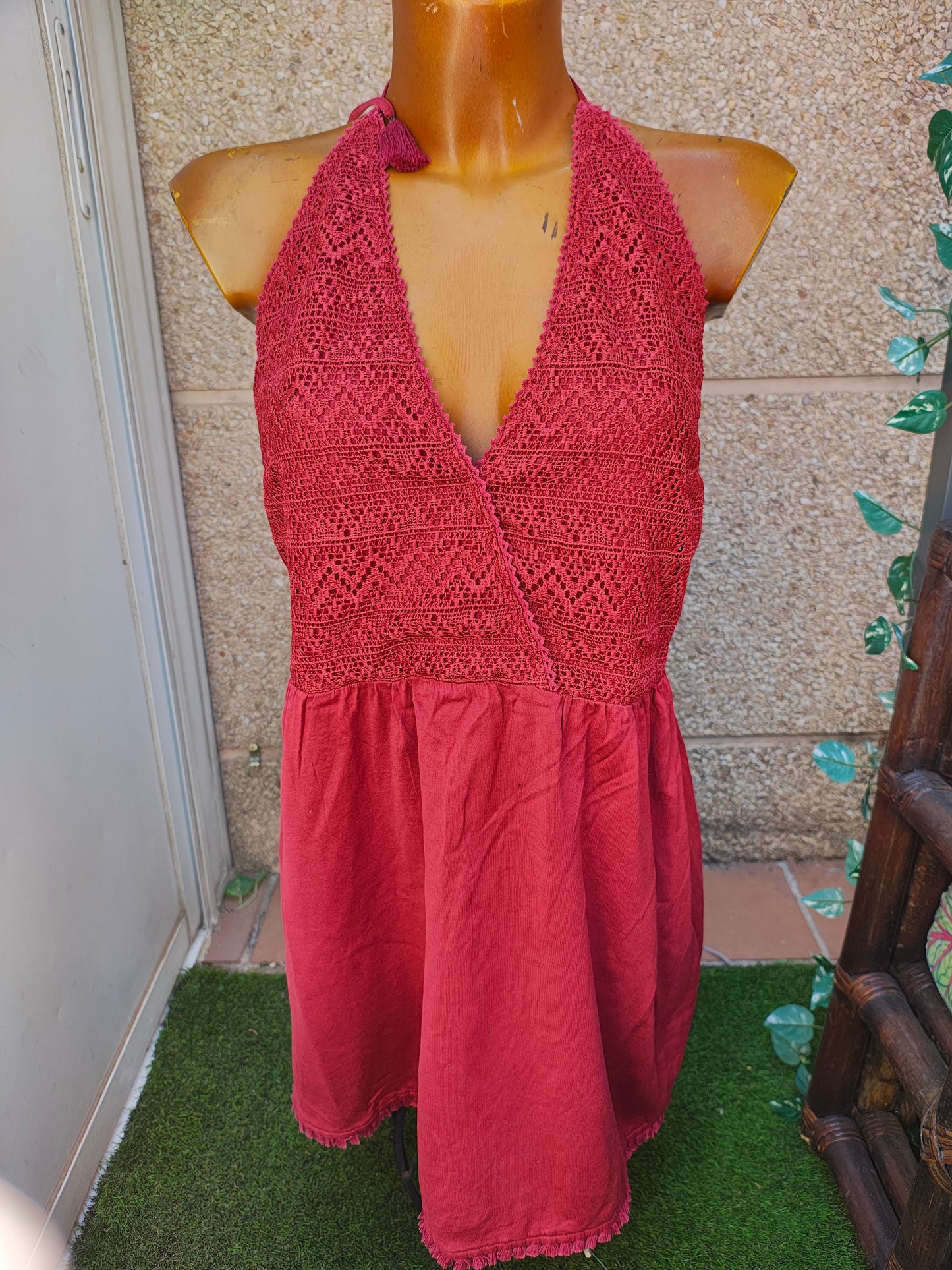 USADO – Vestido corto crochet Burdeos escote halter MNG Suit (Talla S)
