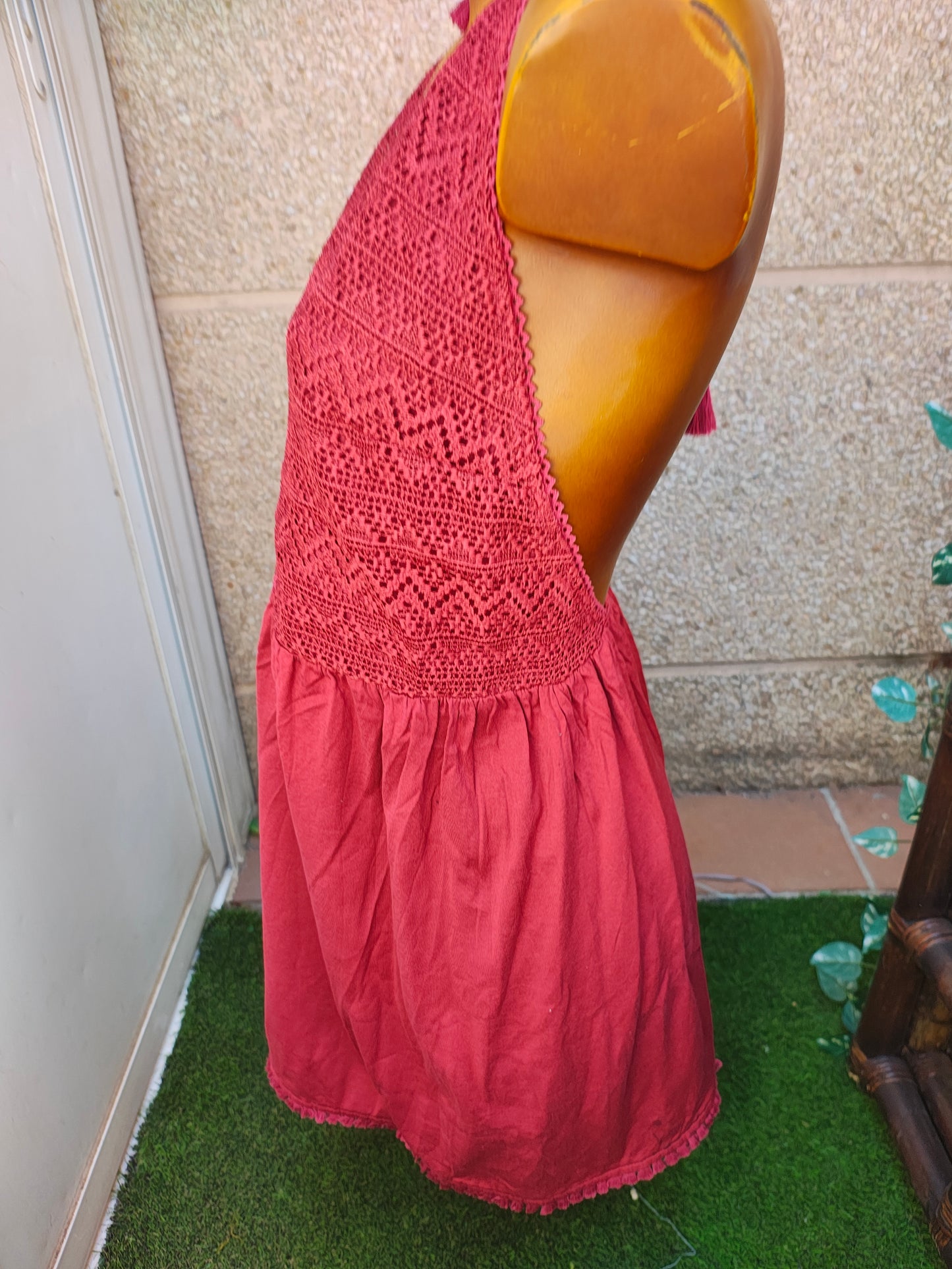 USADO – Vestido corto crochet Burdeos escote halter MNG Suit (Talla S)