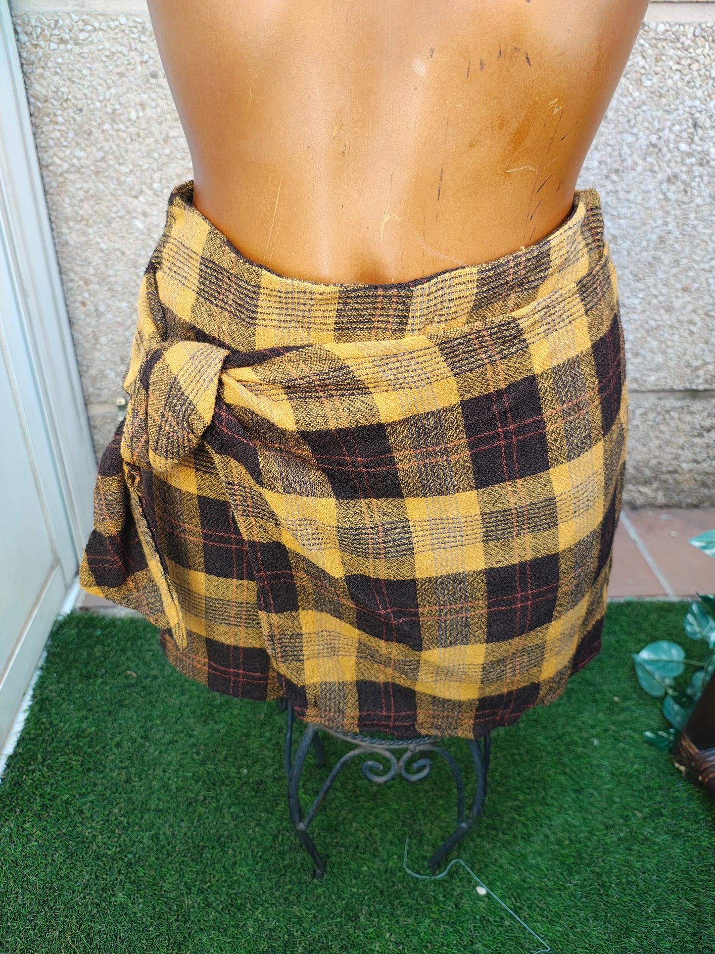 NUEVO– Falda shorts corta de cuadros mostaza y marrón MANGO Suit (Talla EUR XS)