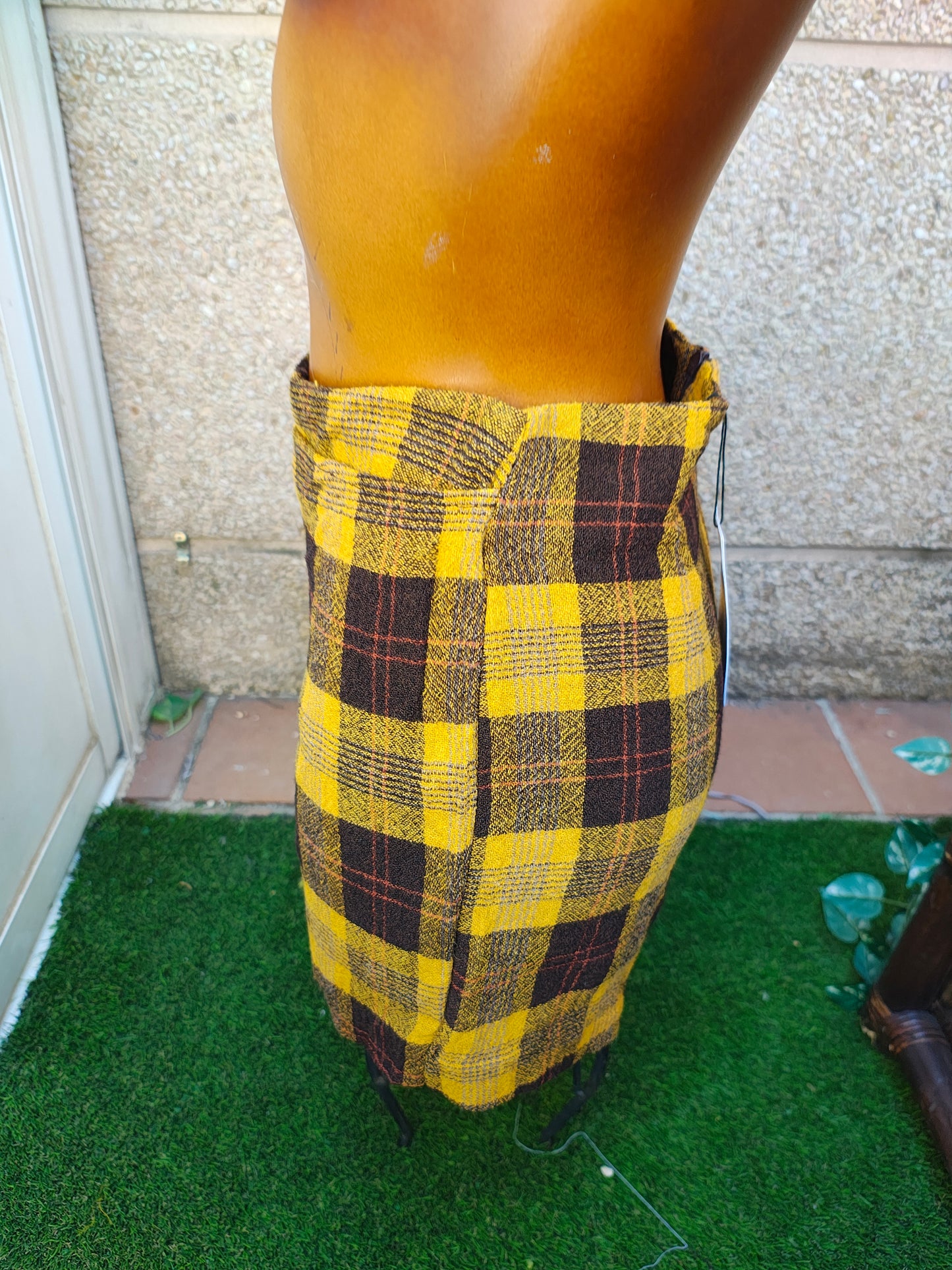 NUEVO– Falda shorts corta de cuadros mostaza y marrón MANGO Suit (Talla EUR XS)