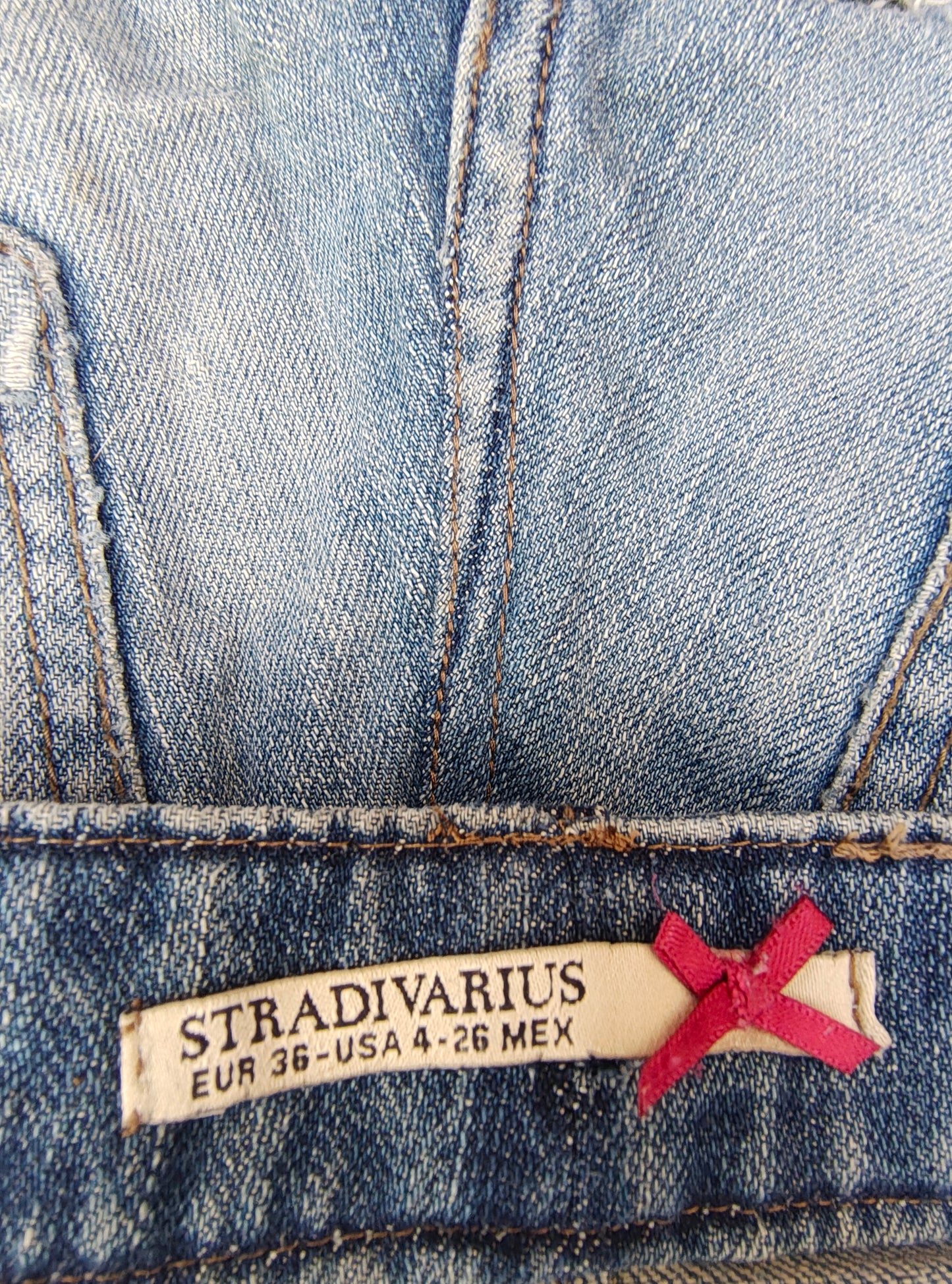 USADO – Shorts vaqueros desgastados con bolsillos de encaje Stradivarius (Talla EUR 36)