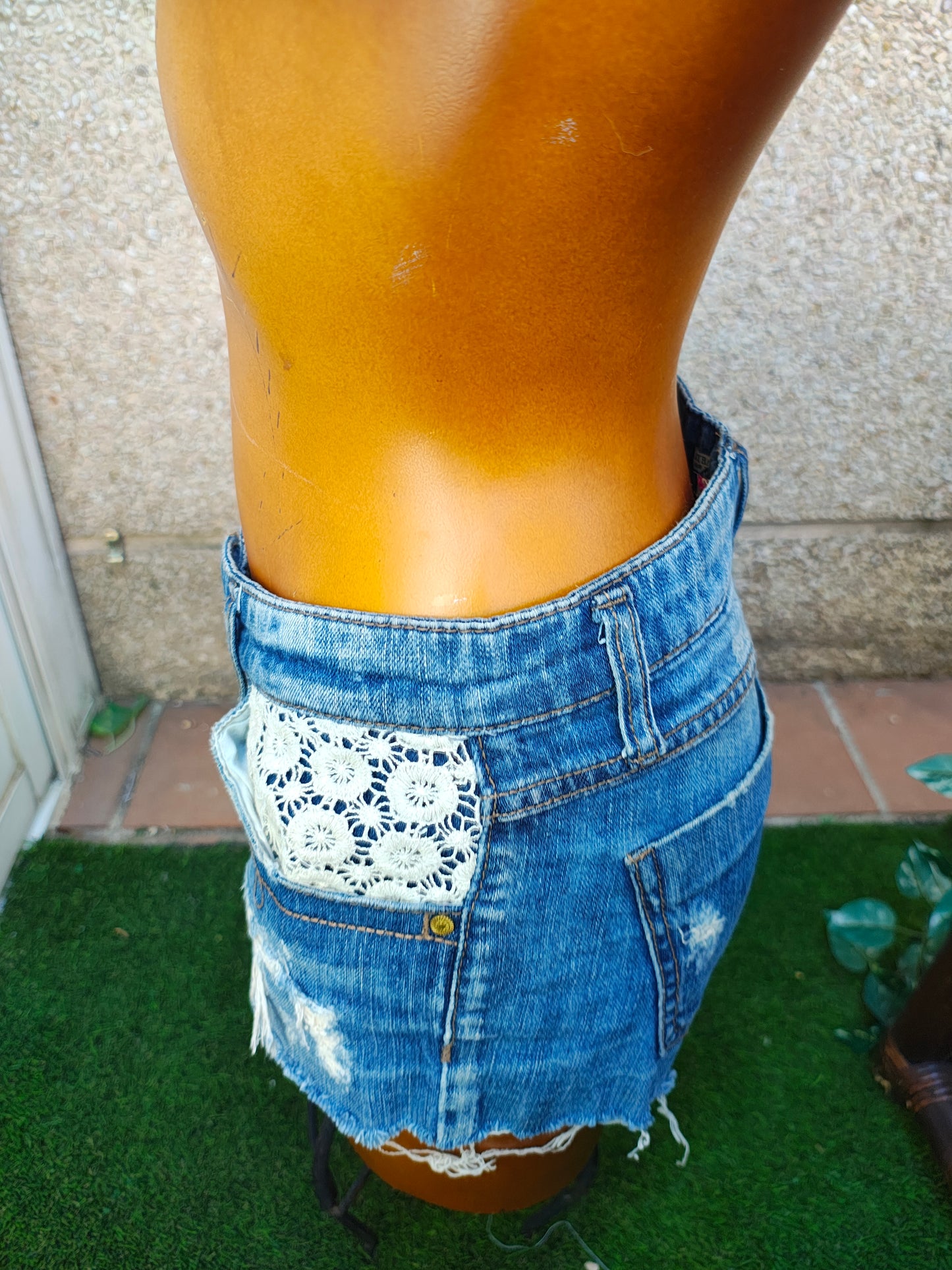USADO – Shorts vaqueros desgastados con bolsillos de encaje Stradivarius (Talla EUR 36)