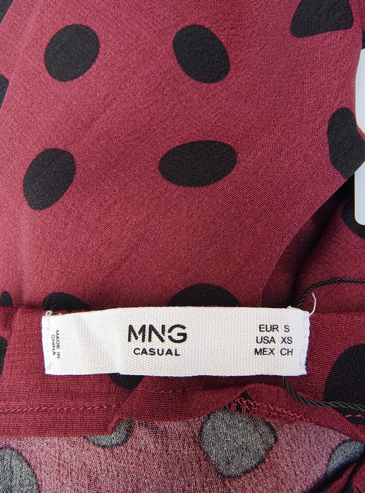 NUEVO – Falda de lunares granate con cinturón MNG Casual (Talla EUR S)