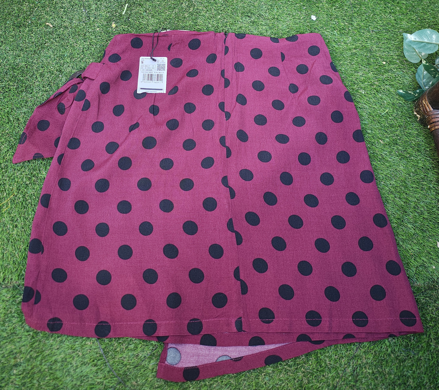 NUEVO – Falda de lunares granate con cinturón MNG Casual (Talla EUR S)