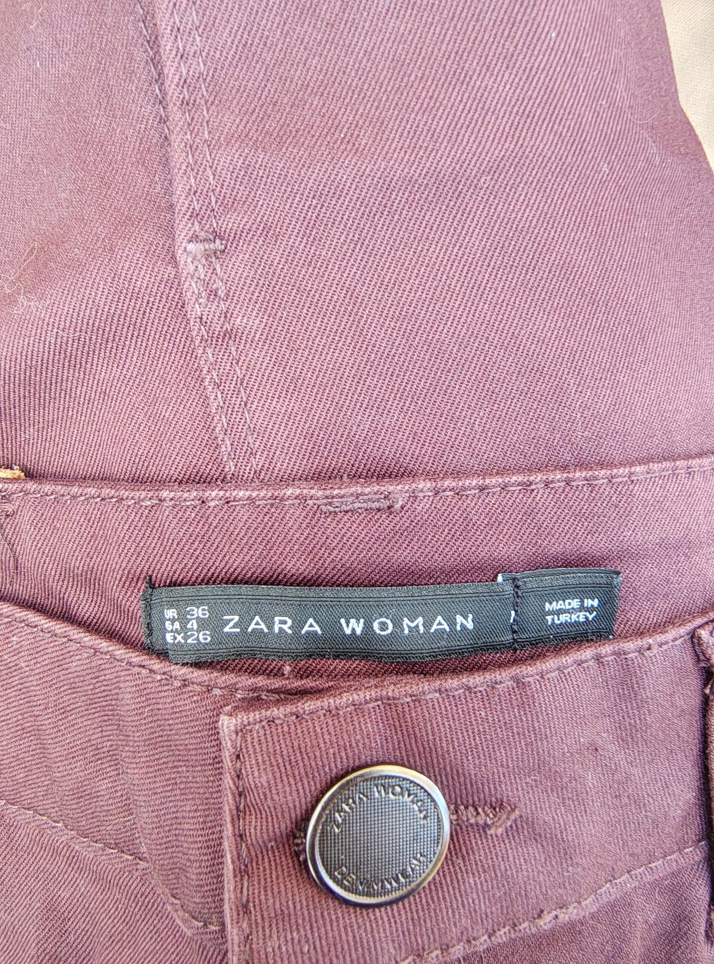 USADO – Falda tubo marrón con strass en bolsillos traseros ZARA WOMAN (Talla EUR 36)