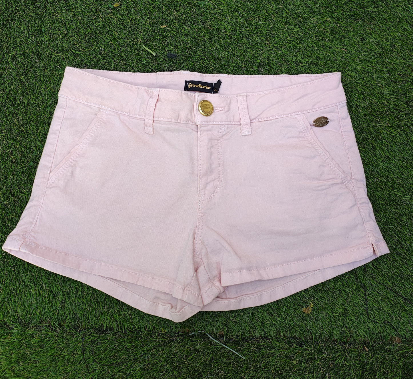 USADO – Shorts rosa pastel de algodón con bolsillos Stradivarius (Talla EUR 34)