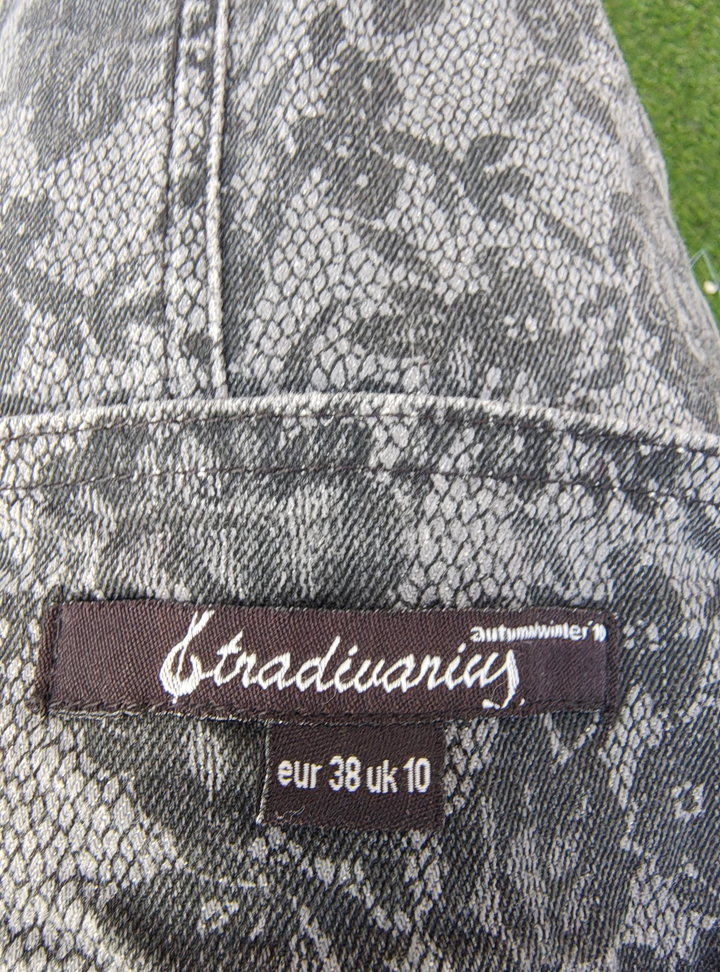 USADO – Falda vaquera negra con encaje floral Stradivarius (Talla EUR 38)