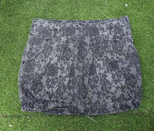 USADO – Falda vaquera negra con encaje floral Stradivarius (Talla EUR 38)