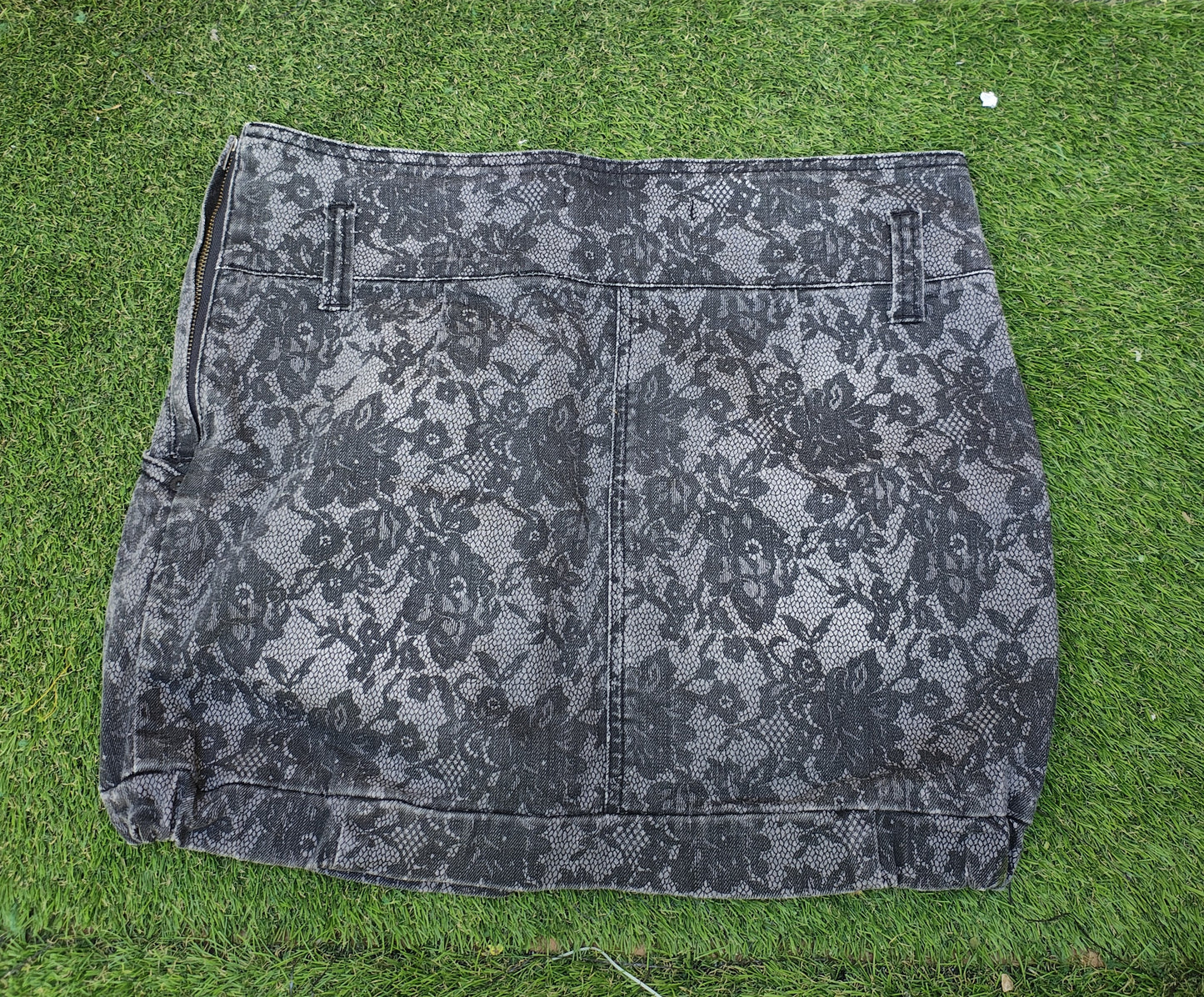 USADO – Falda vaquera negra con encaje floral Stradivarius (Talla EUR 38)